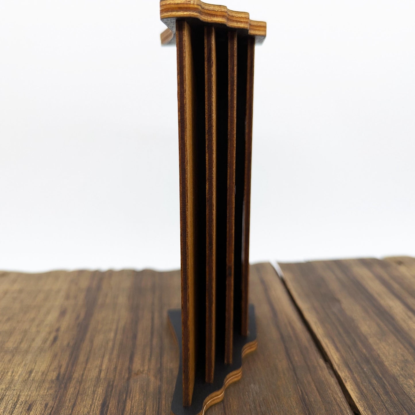 Porta Carte in Legno per Giochi da Tavolo – Supporto Universale a Tre Livelli – HeroQuest, Descent, Warhammer Quest, Dungeon Crawler