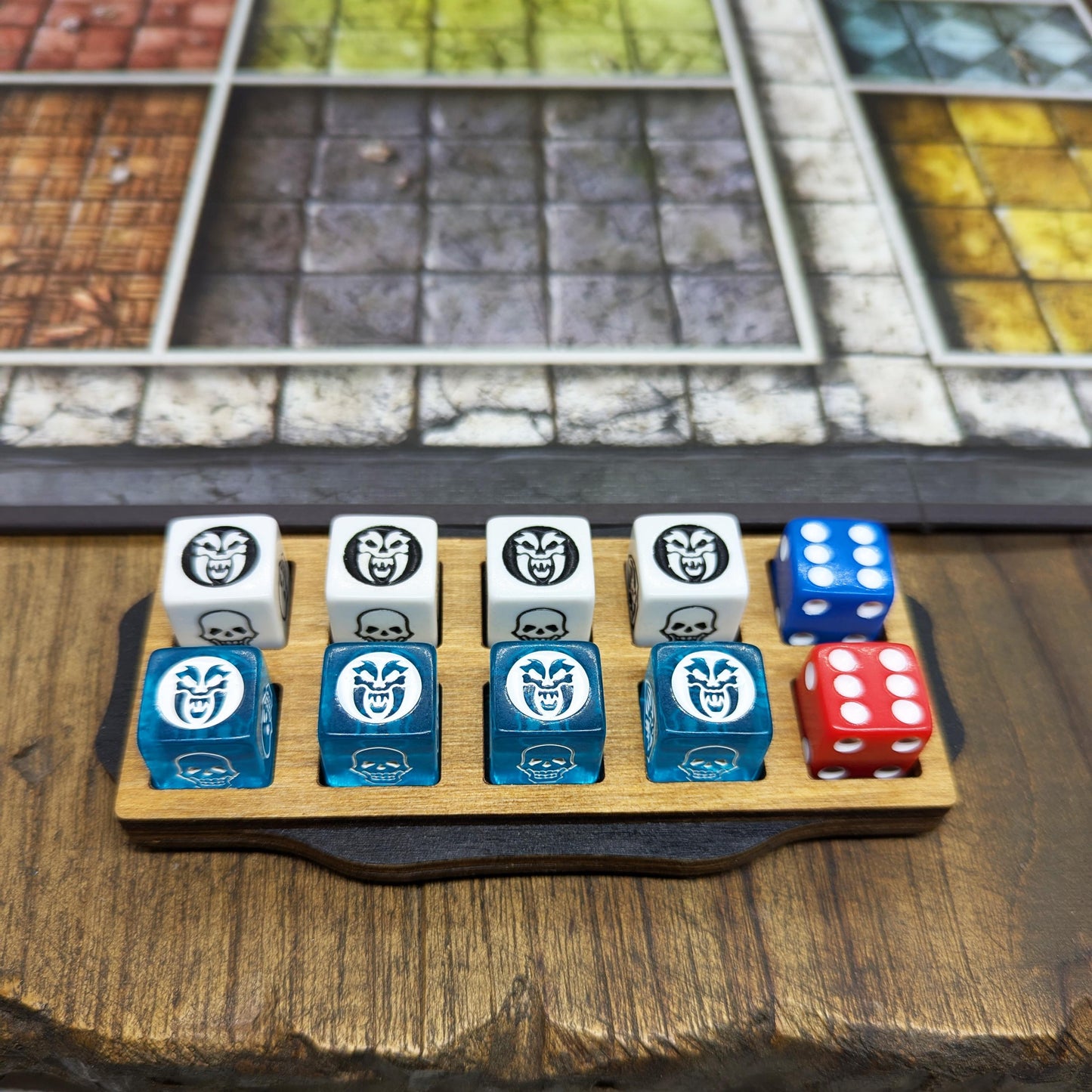 Heroquest poggia dadi e mini plancia giocatore in legno con contatori punti corpo, punti mente, dadi attacco e difesa. Aggancio magnetico.