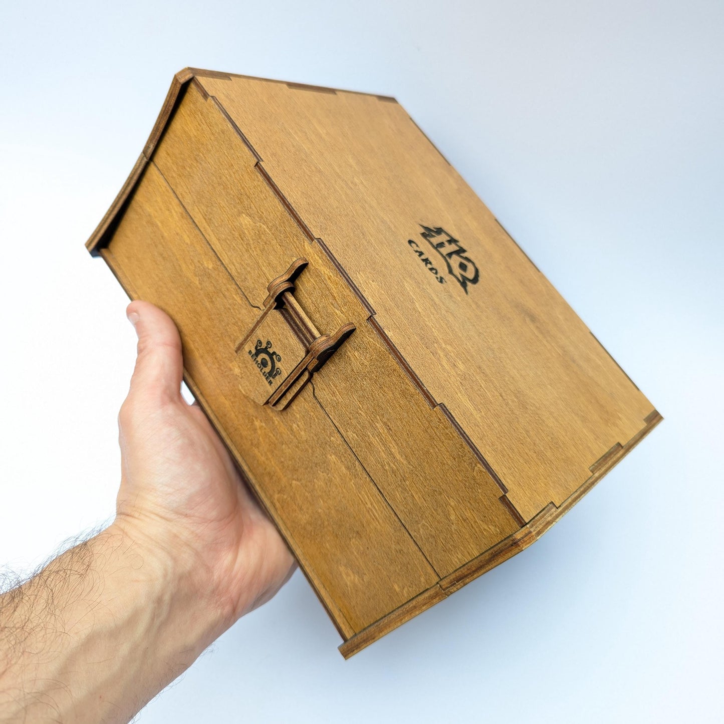 Scatola porta carte in legno per HeroQuest – Contiene 600+ carte con bustine, con divisori – Organizzatore carte HeroQuest
