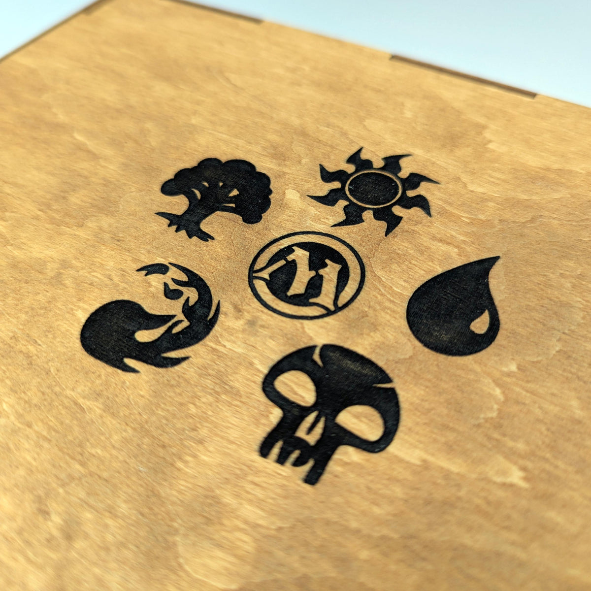 Scatola porta carte in legno per 600+ carte imbustate, con divisori interni. Coperchio personalizzabile. Magic, Lorcana, boardgames, TCG
