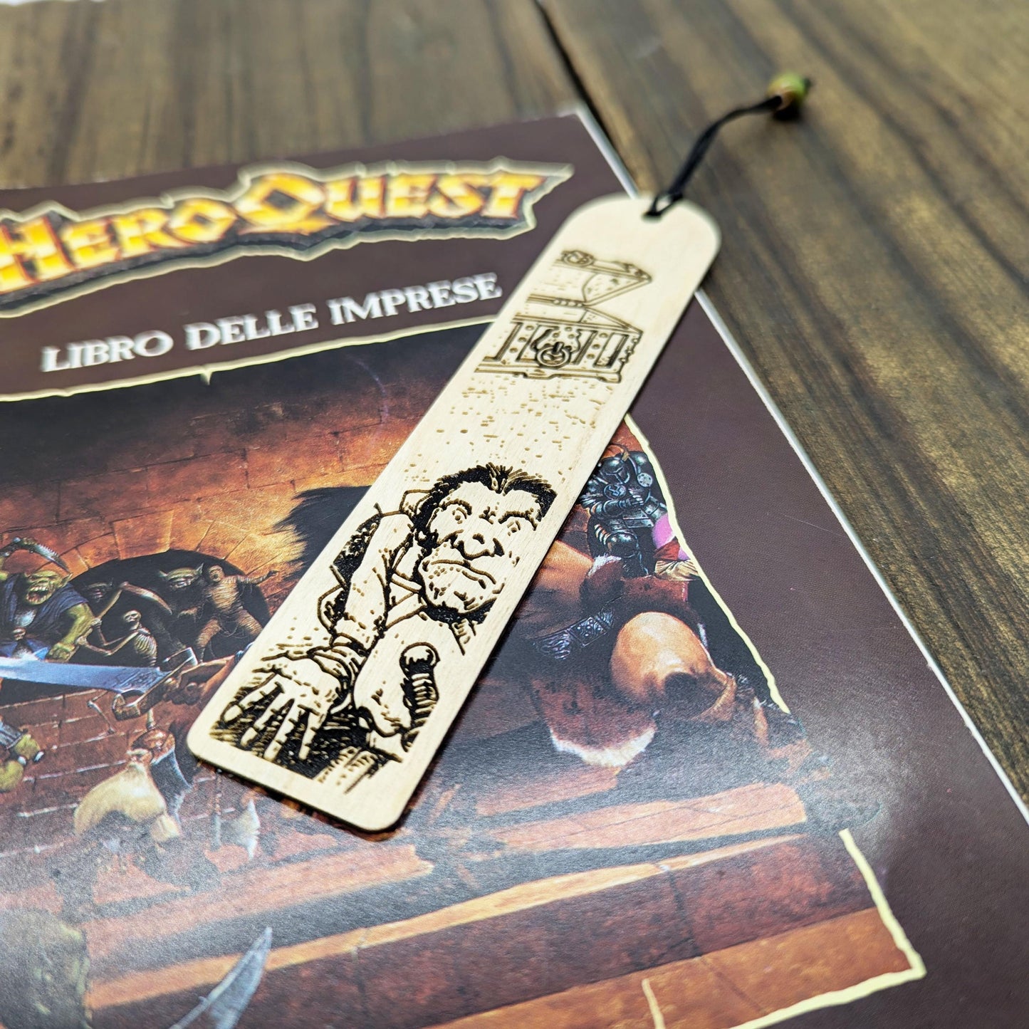 Segnalibro in legno ispirato a HeroQuest – Carta “Niente!” 1989 – Accessorio per lettori e collezionisti – Idea regalo giochi da tavolo