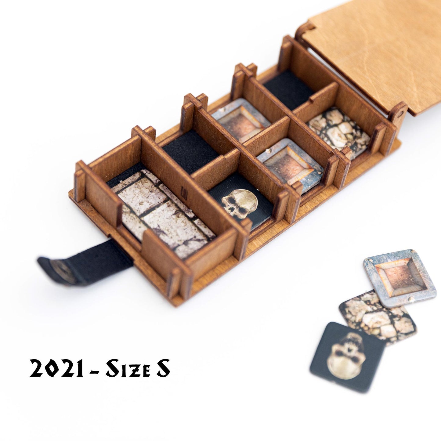 Cofanetto Porta Tasselli HeroQuest 2021 in Legno e Pelle – Organizer per Tiles e Token di Gioco – Taglia S o L