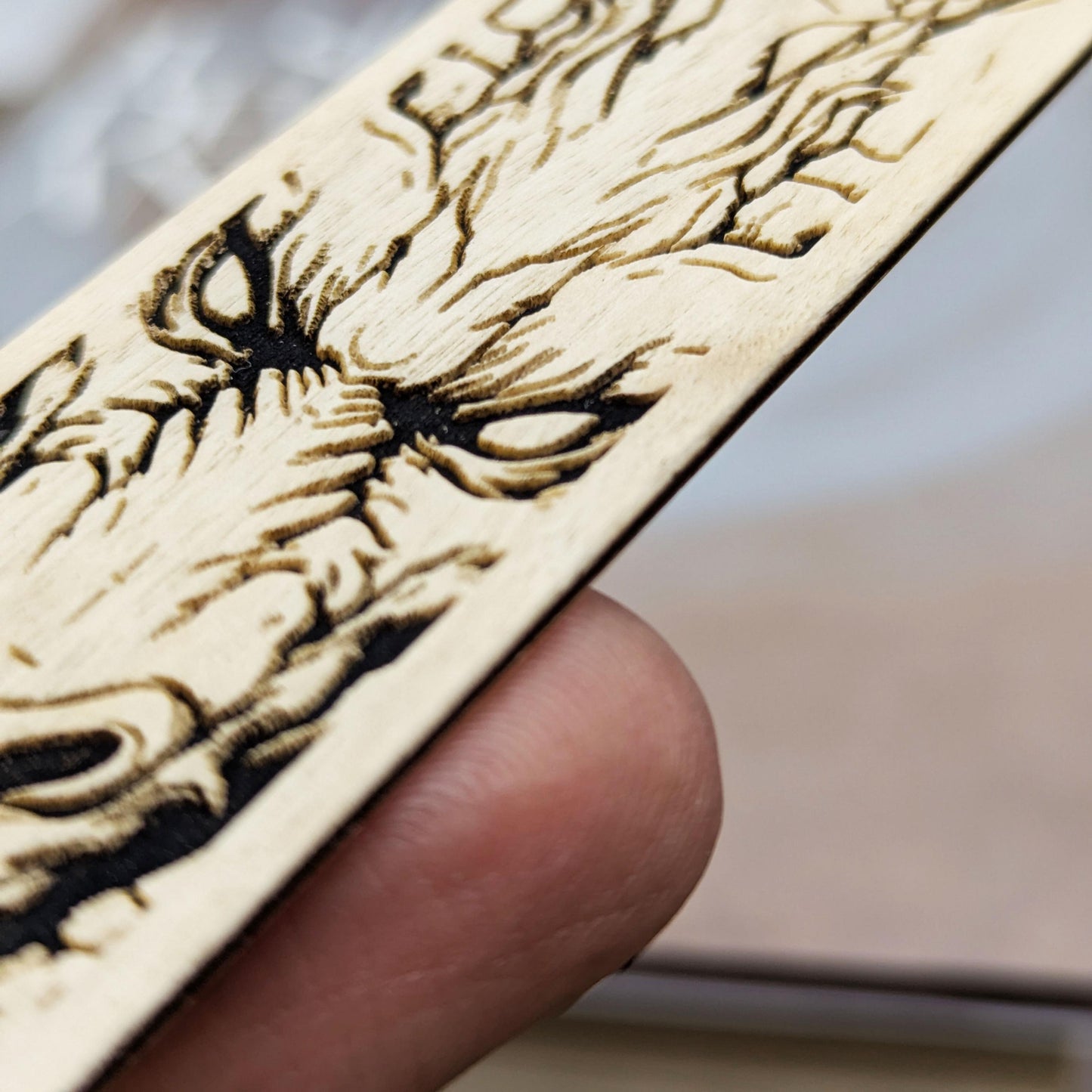 Segnalibro in legno con drago – Incisione fantasy per amanti dei libri e delle storie epiche – Idea regalo per lettori e giocatori di ruolo