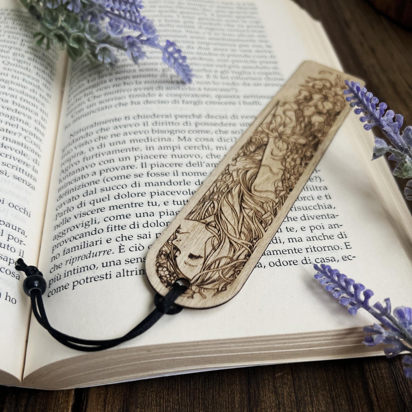 Segnalibro Madre Natura – Segnalibro in legno con donna floreale – Femminilità divina e spiritualità naturale – Idea regalo wiccan o pagana
