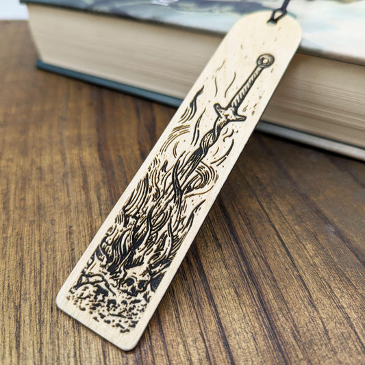 Segnalibro in legno Dark Souls ispirato all'iconico falò con la spada piantata – Idea regalo per gamer e lettori che amano la saga