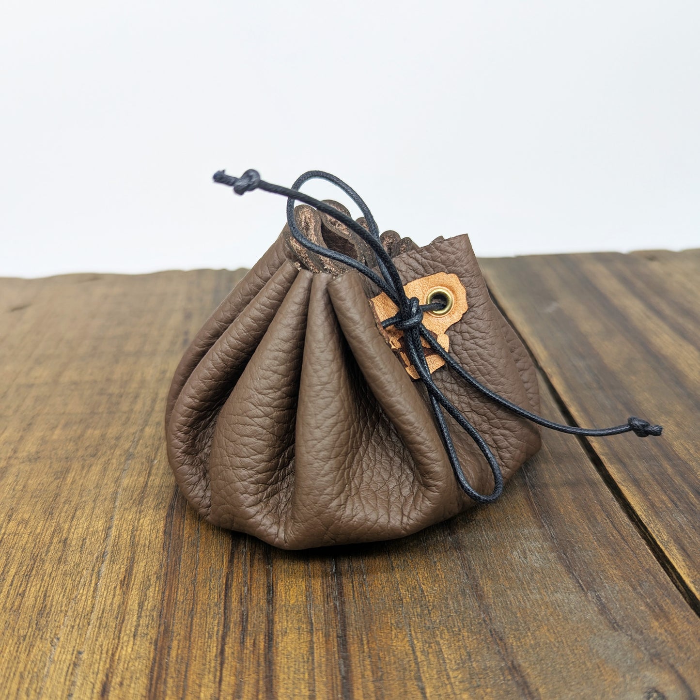 Borsa Porta Dadi in Pelle per HeroQuest con Vassoio Lancia Dadi – Patch con Icone Classiche 1989 o Nuova Edizione 2021