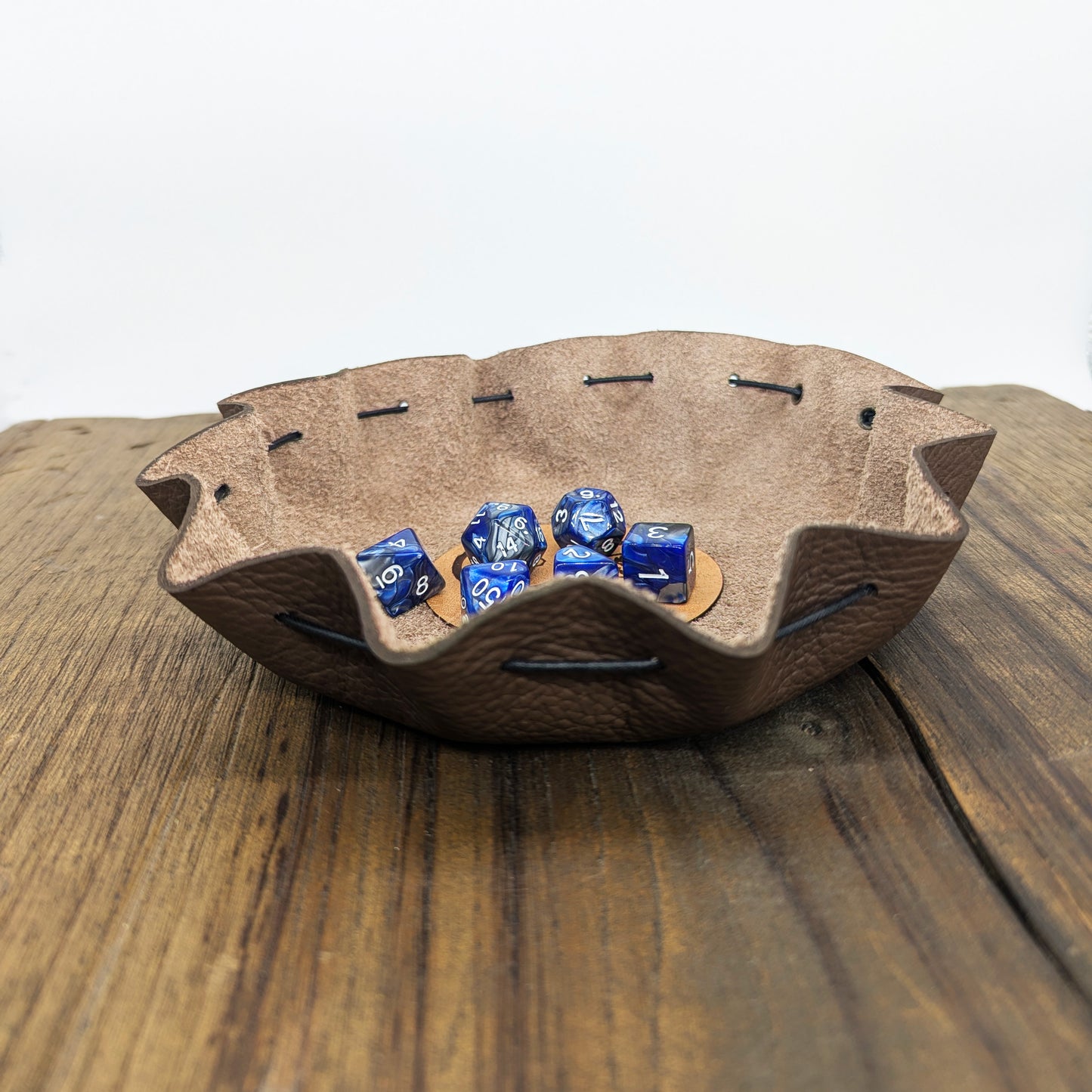 Borsa Porta Dadi in Pelle per HeroQuest con Vassoio Lancia Dadi – Patch con Icone Classiche 1989 o Nuova Edizione 2021