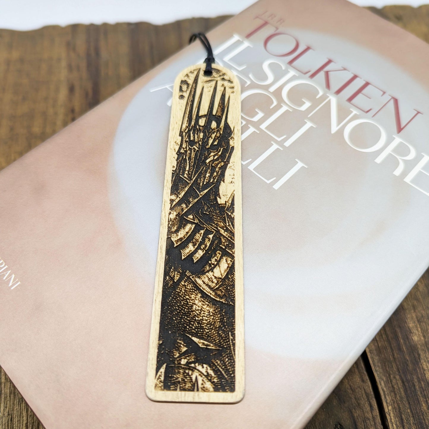 Segnalibro in legno Sauron, design inciso ispirato al Signore Oscuro de Il Signore degli Anelli