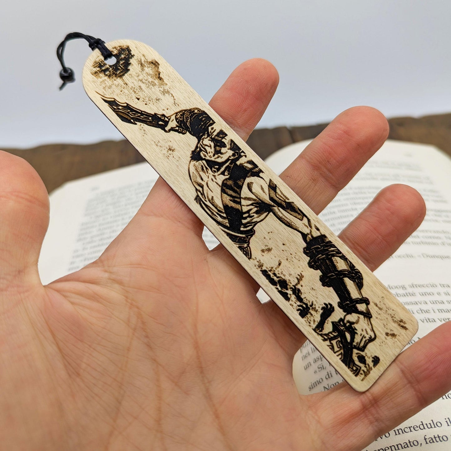 Segnalibro in legno Kratos, design inciso ispirato a God of War