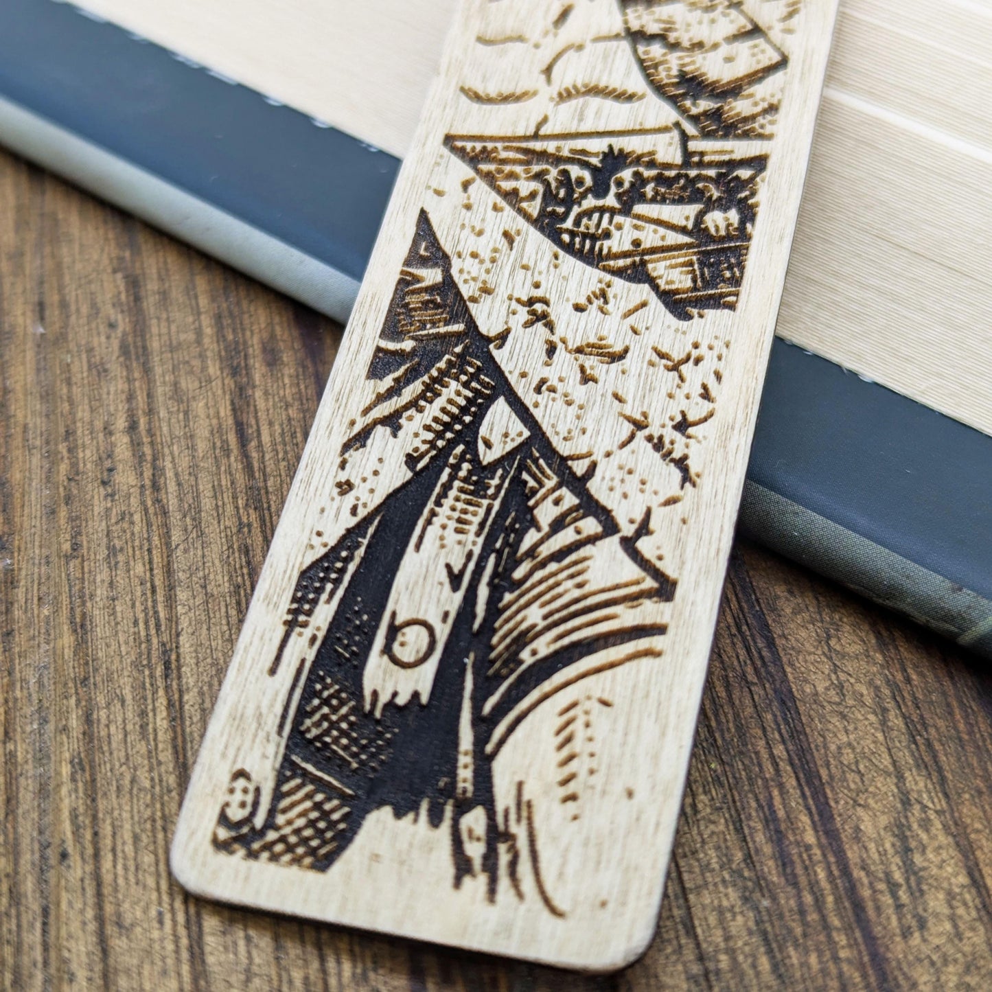 Segnalibro in legno Kratos, design ispirato al guerriero di God of War