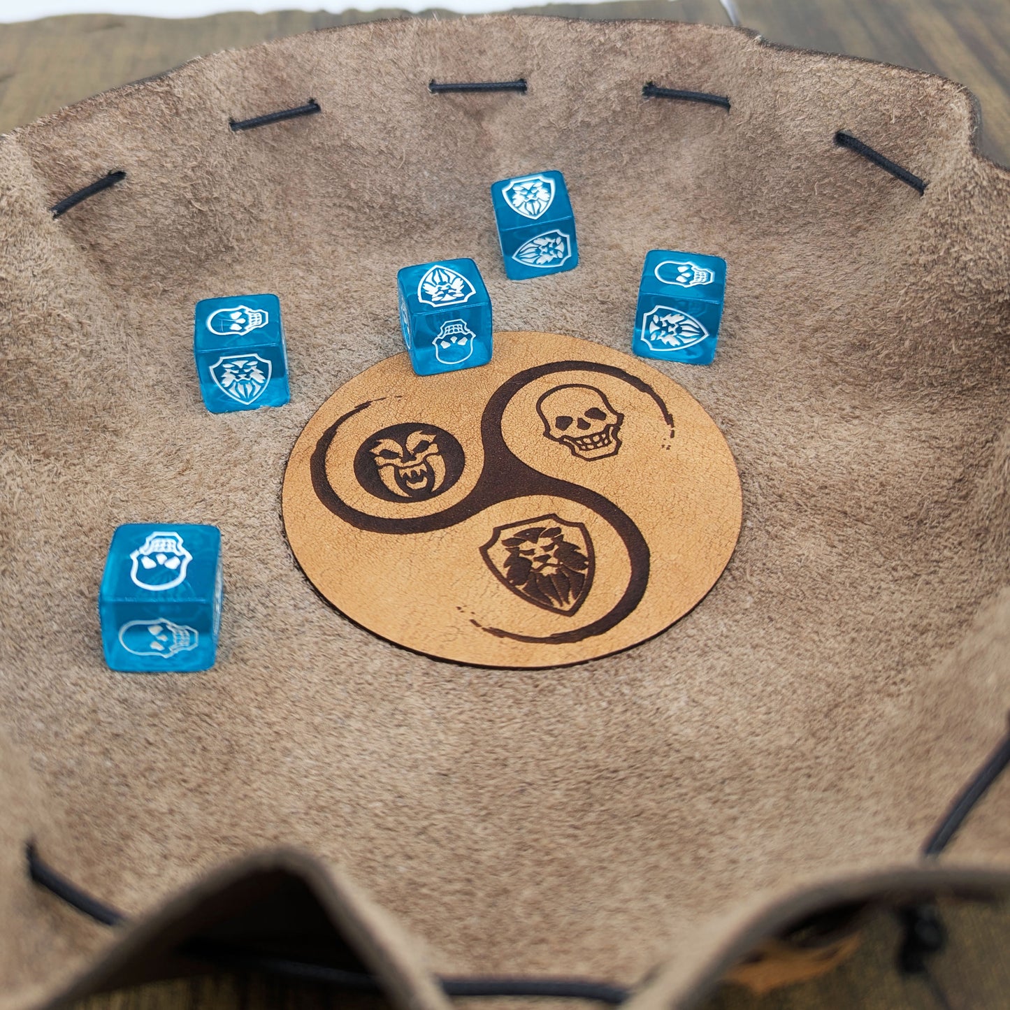 Borsa Porta Dadi in Pelle per HeroQuest con Vassoio Lancia Dadi – Patch con Icone Classiche 1989 o Nuova Edizione 2021