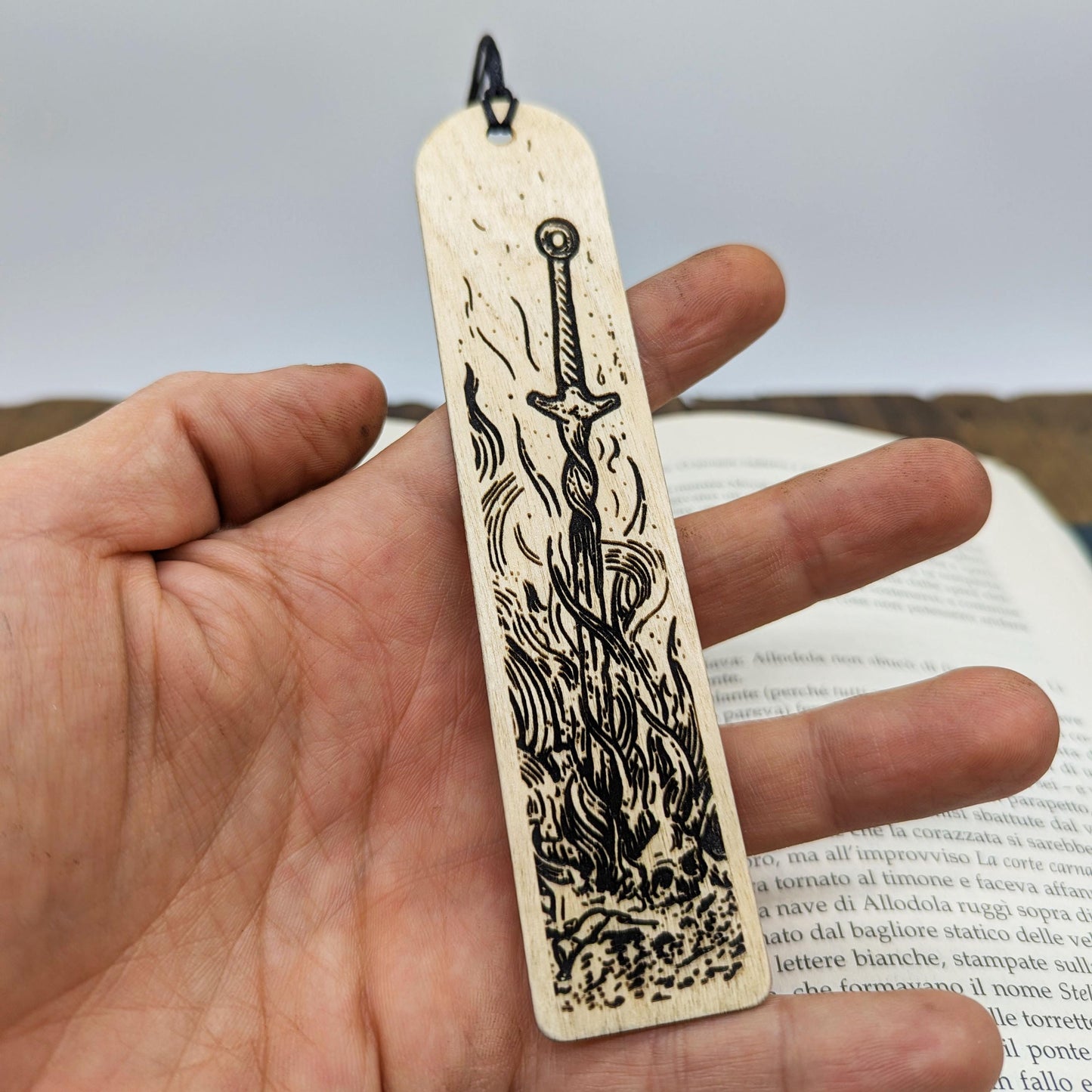Segnalibro in legno Dark Souls ispirato all'iconico falò con la spada piantata – Idea regalo per gamer e lettori che amano la saga
