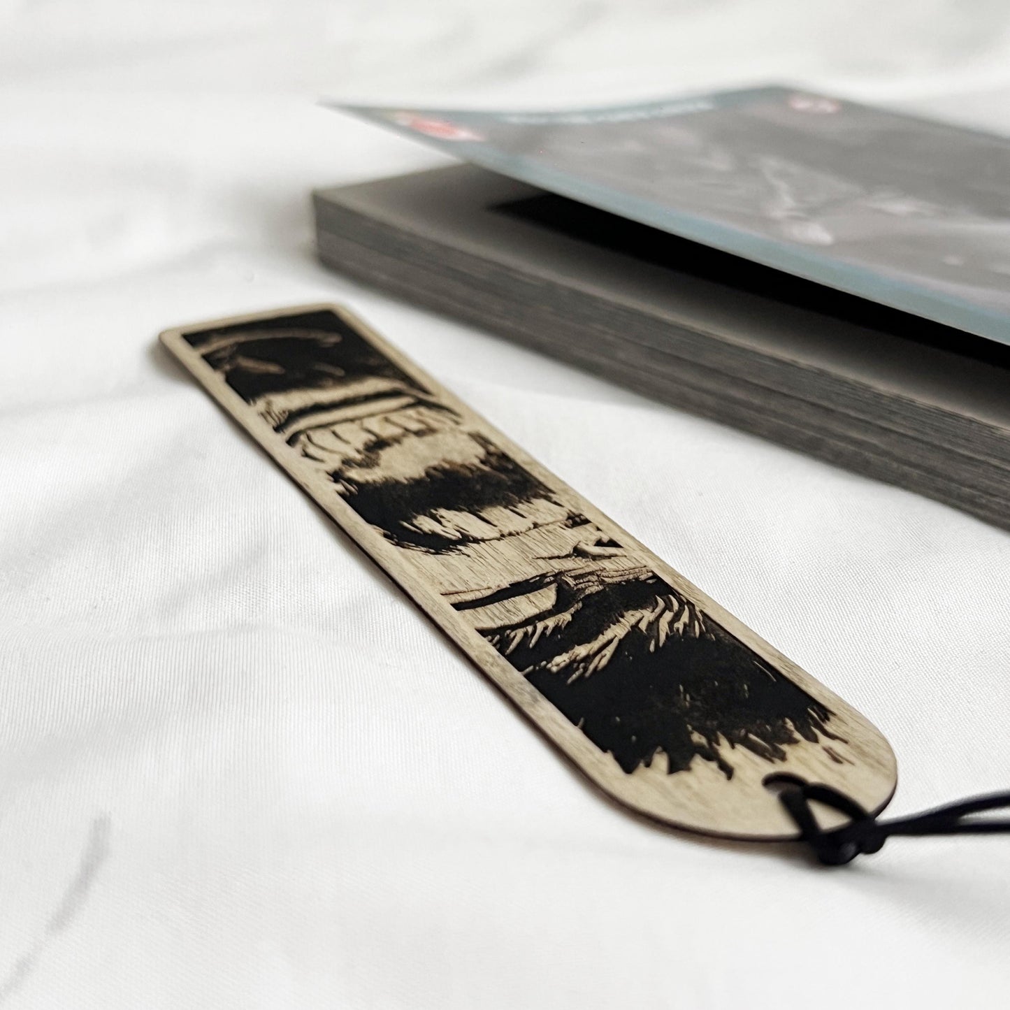 Segnalibro in legno ispirato a Berserk – Arte manga Guts / Gatsu – Realizzato in legno sottile – Regalo anime per lettori e collezionisti