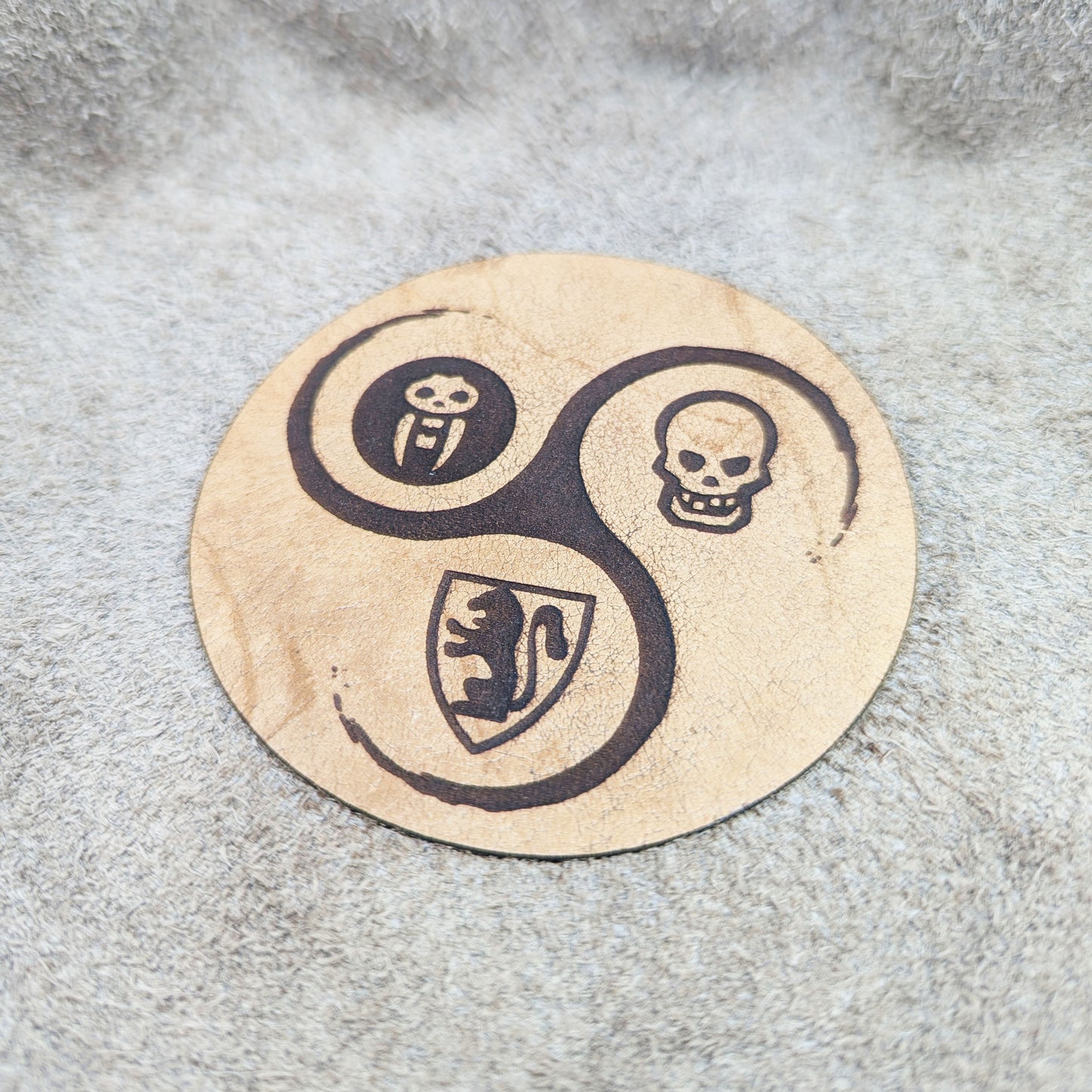 Borsa Porta Dadi in Pelle per HeroQuest con Vassoio Lancia Dadi – Patch con Icone Classiche 1989 o Nuova Edizione 2021