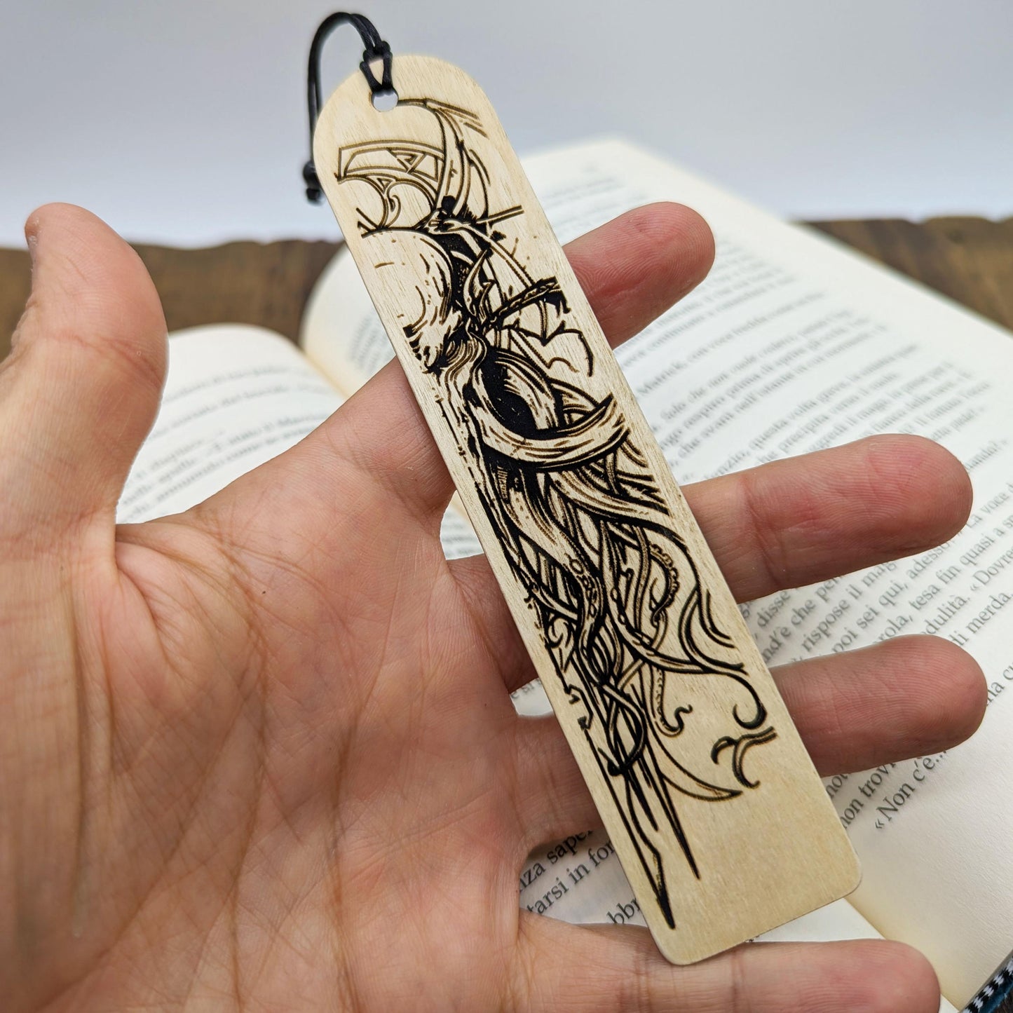 Segnalibro in legno raffigurante il Grande Antico Cthulhu – Regalo per lettori fantasy, horror, giocatori di ruolo e fan di H.P. Lovecraft