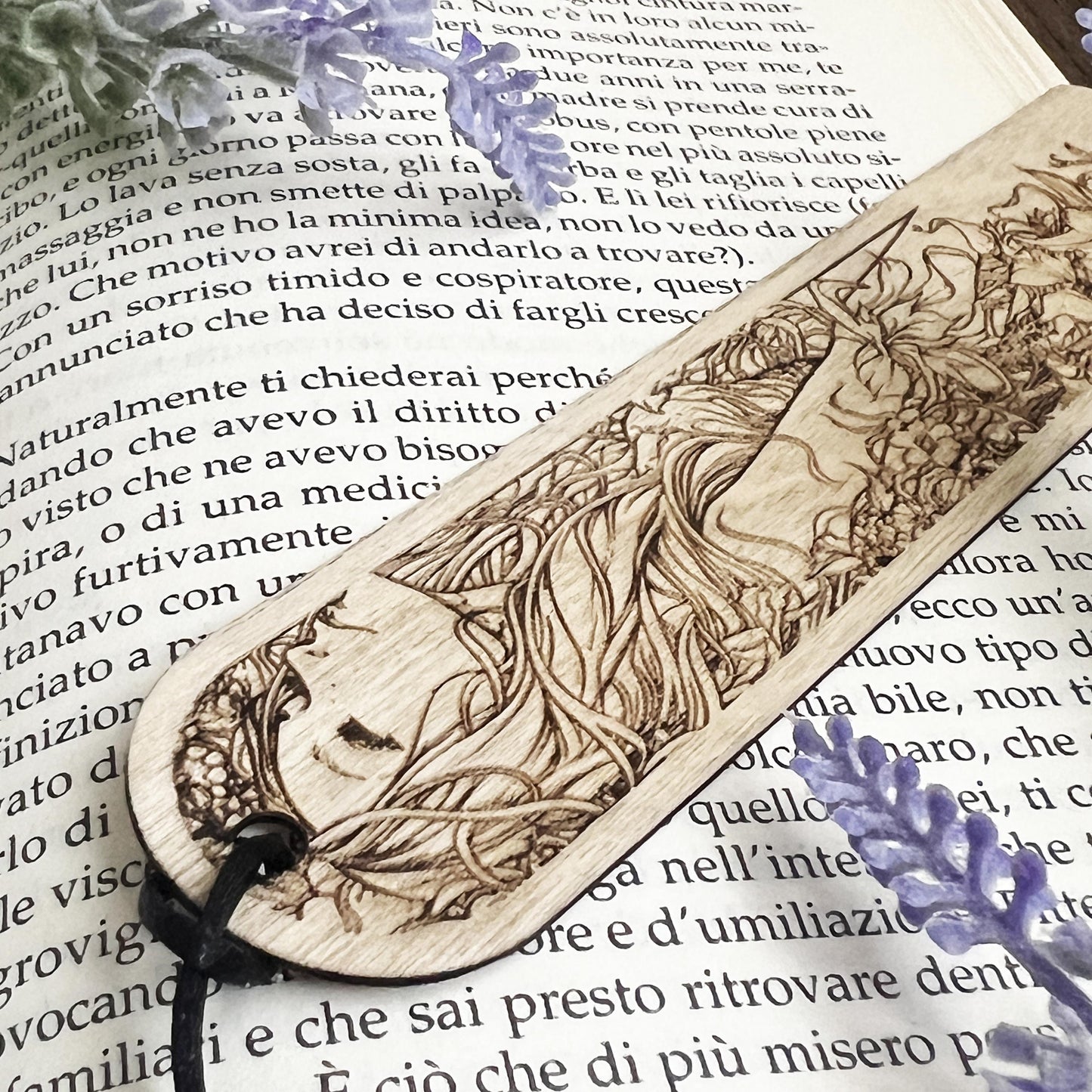 Segnalibro Madre Natura – Segnalibro in legno con donna floreale – Femminilità divina e spiritualità naturale – Idea regalo wiccan o pagana