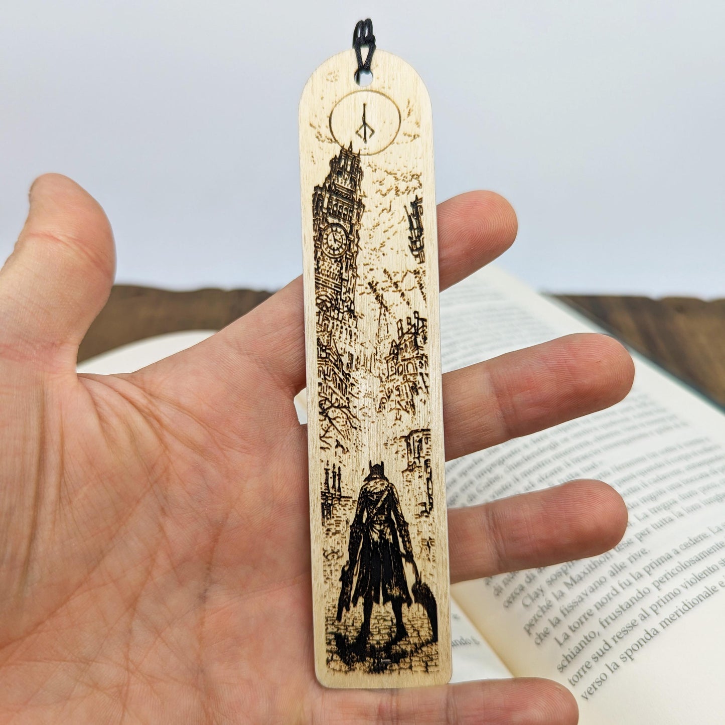 Segnalibro in legno ispirato a Bloodborne con cacciatore gotico a Yharnam regalo gamer