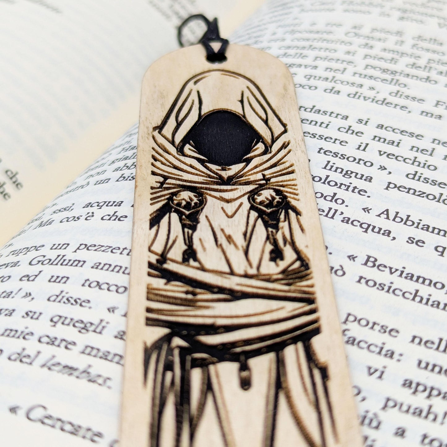 Segnalibro in legno ispirato al Dungeon Master – Misteriosa figura incappucciata fantasy – Regalo DnD per giocatori e lettori dark fantasy
