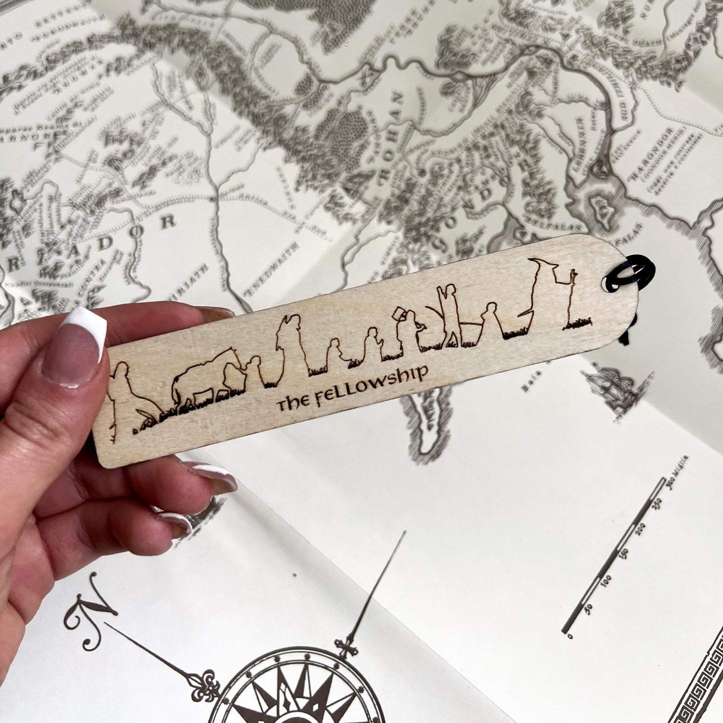Segnalibro in legno Il Signore degli Anelli – Silhouette della Compagnia dell’Anello – Idea regalo fantasy per lettori e fan di Tolkien
