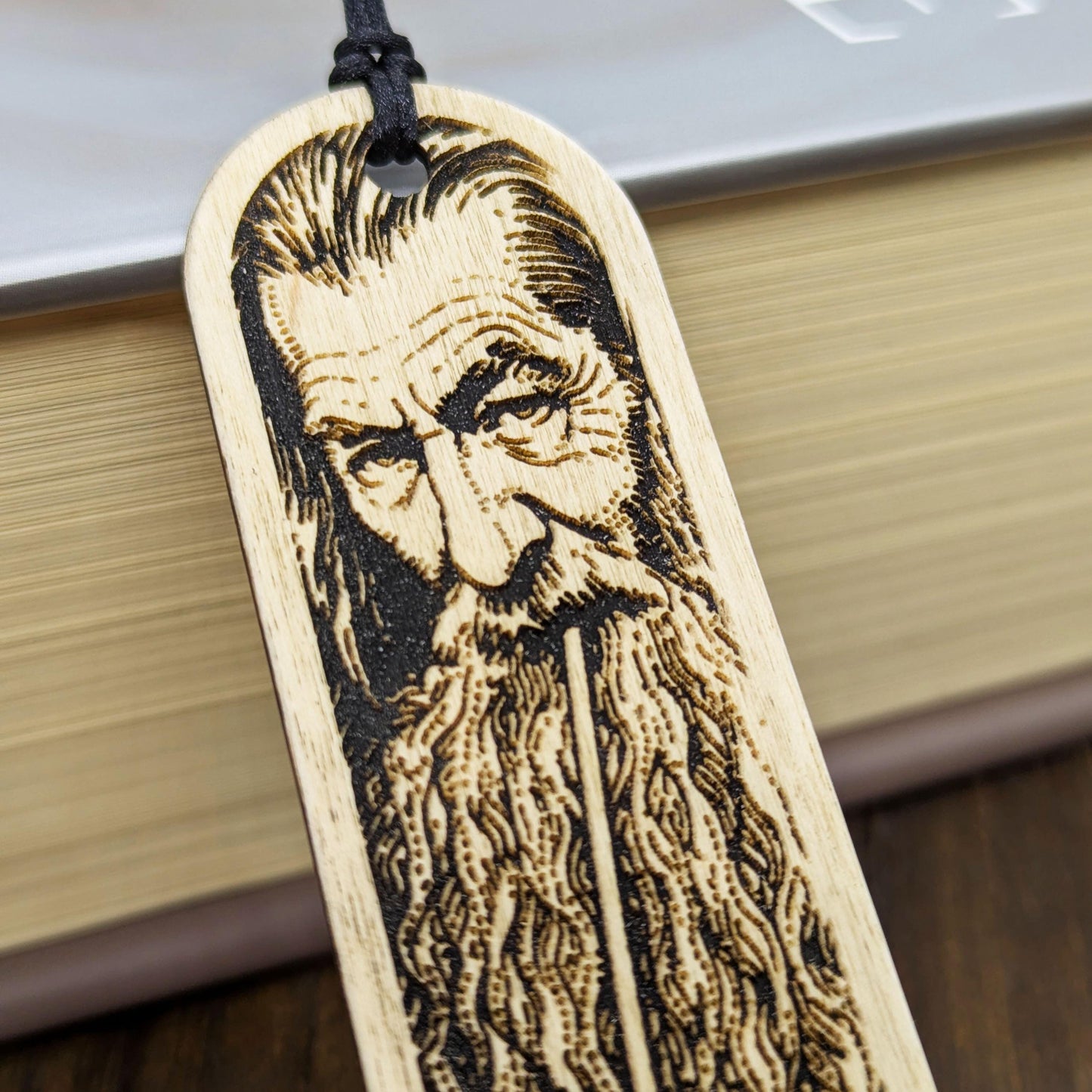 Segnalibro in legno Gandalf, design inciso ispirato a Il Signore degli Anelli