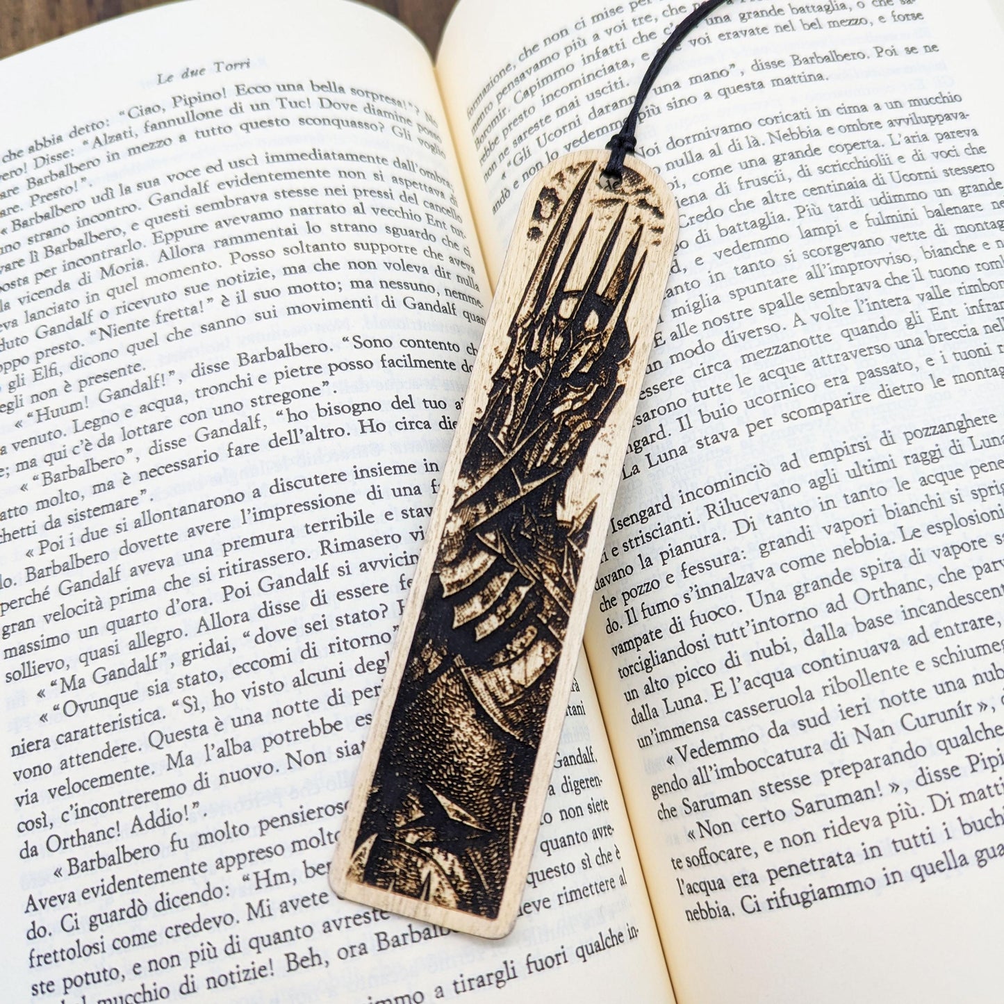 Segnalibro in legno Sauron, design inciso ispirato al Signore Oscuro de Il Signore degli Anelli