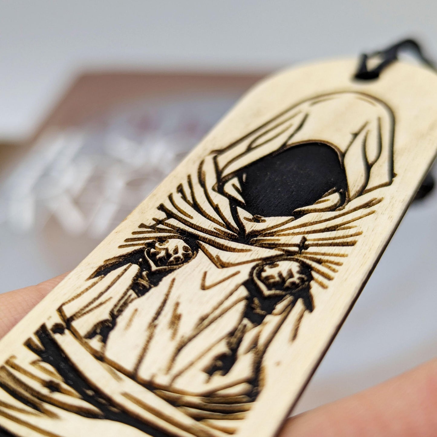 Segnalibro in legno ispirato al Dungeon Master – Misteriosa figura incappucciata fantasy – Regalo DnD per giocatori e lettori dark fantasy