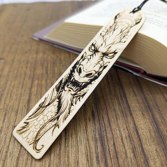 Segnalibro in legno con drago – Incisione fantasy per amanti dei libri e delle storie epiche – Idea regalo per lettori e giocatori di ruolo