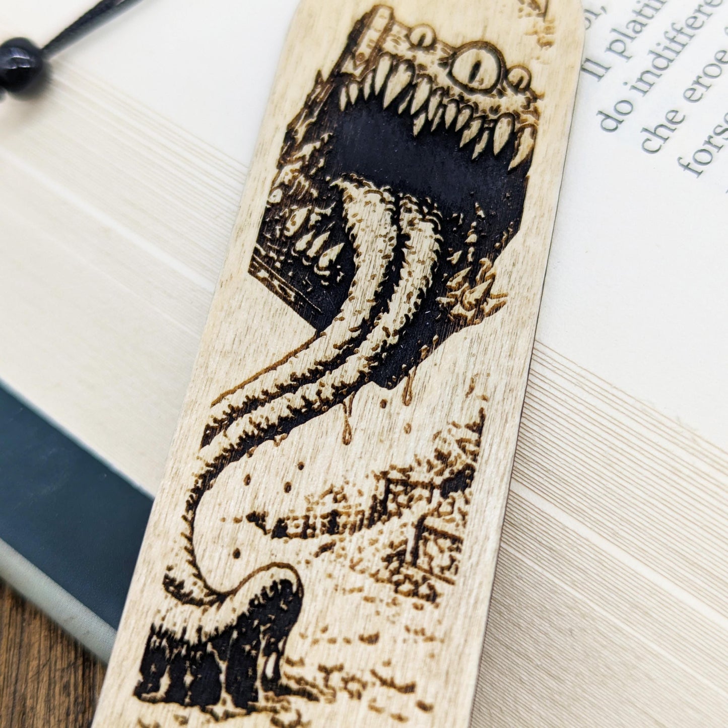 Segnalibro DnD Mimic in legno inciso, mostro fantasy, perfetto come regalo