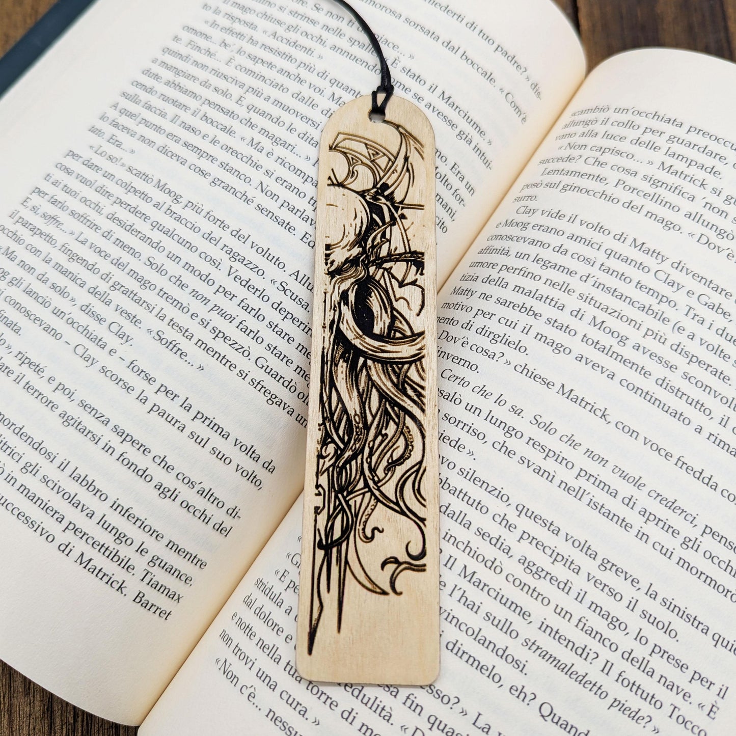 Segnalibro in legno raffigurante il Grande Antico Cthulhu – Regalo per lettori fantasy, horror, giocatori di ruolo e fan di H.P. Lovecraft