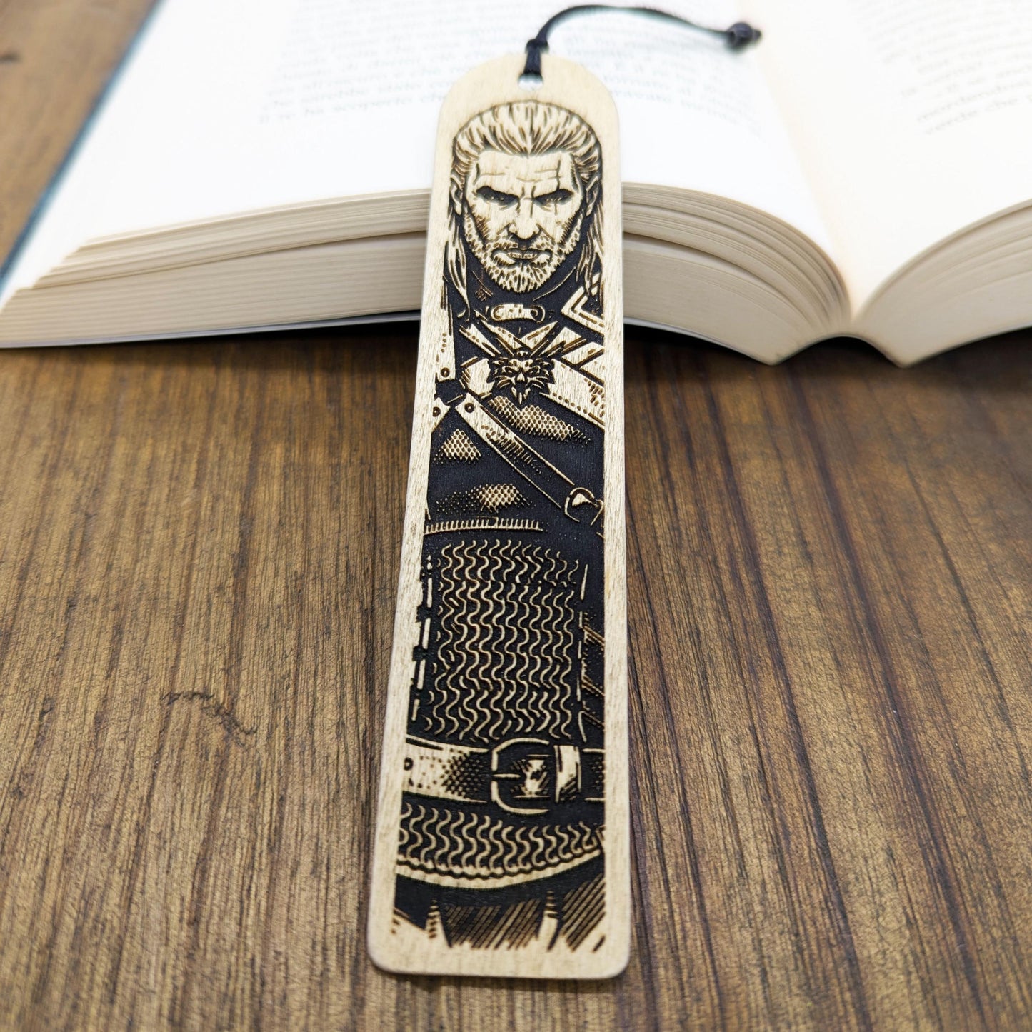 Segnalibro in legno Geralt di Rivia, design inciso ispirato a The Witcher