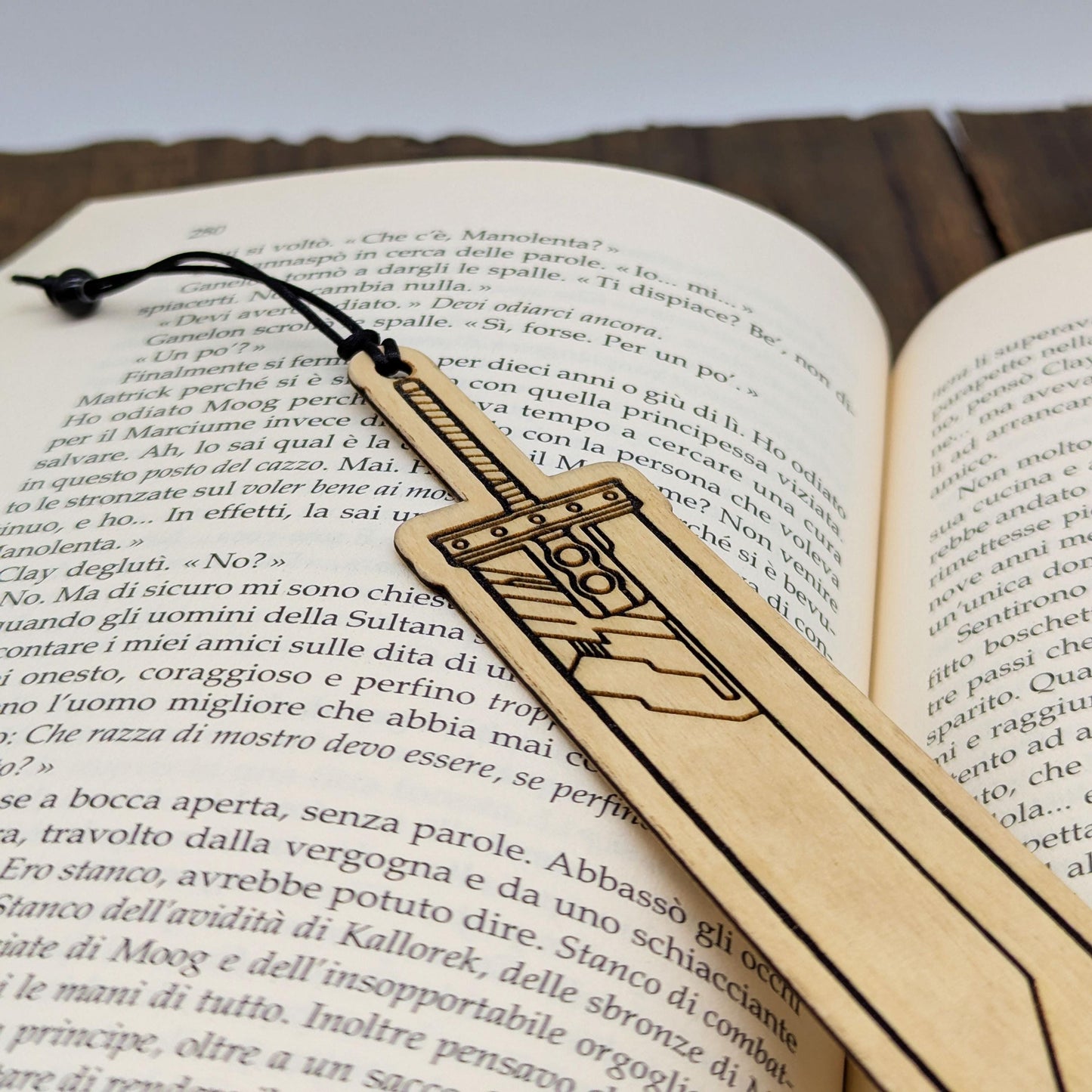 Segnalibro in legno ispirato alla Buster Sword di Cloud Strife da Final Fantasy VII – Idea regalo per gamer e fan dei JRPG