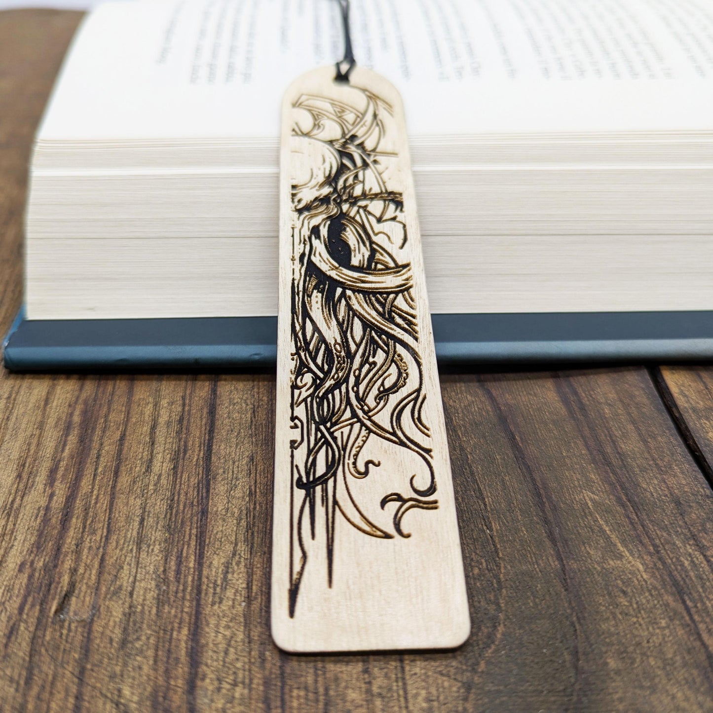 Segnalibro in legno raffigurante il Grande Antico Cthulhu – Regalo per lettori fantasy, horror, giocatori di ruolo e fan di H.P. Lovecraft