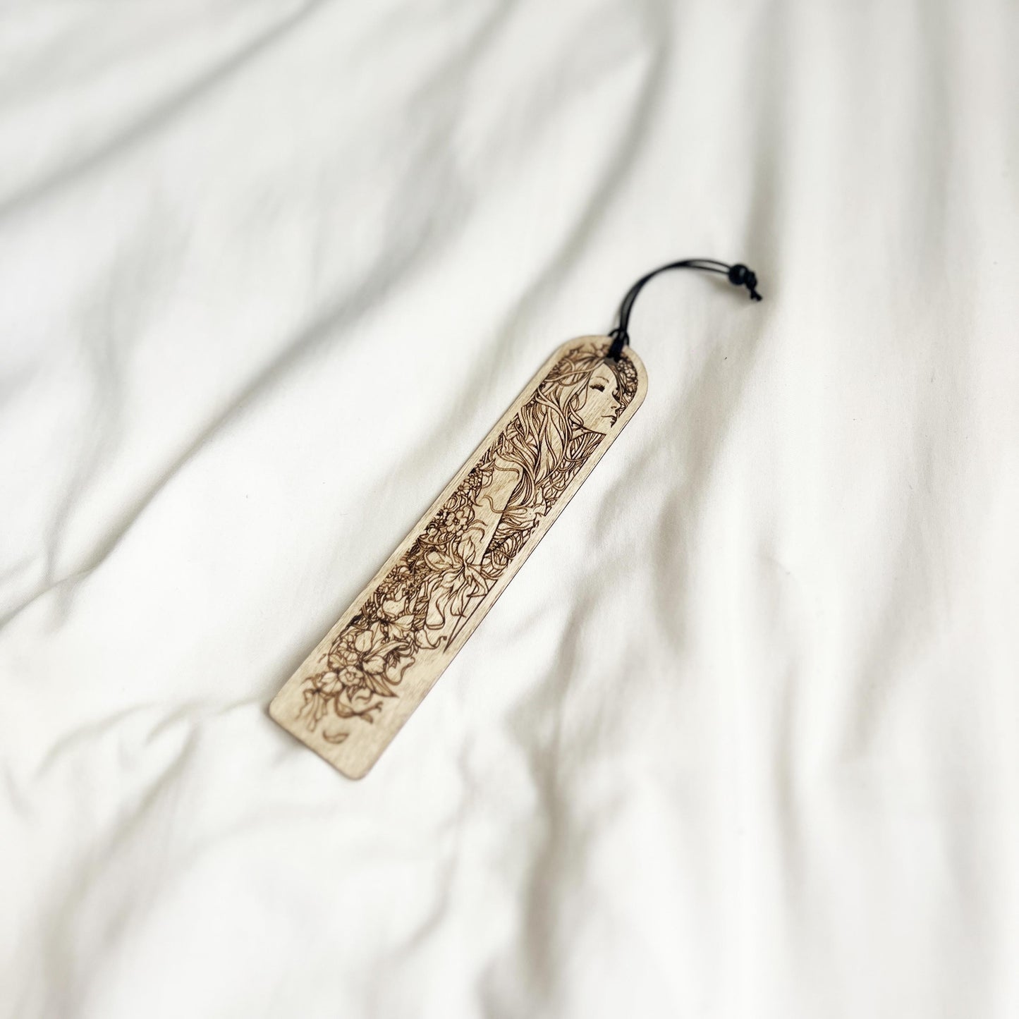 Segnalibro Madre Natura – Segnalibro in legno con donna floreale – Femminilità divina e spiritualità naturale – Idea regalo wiccan o pagana