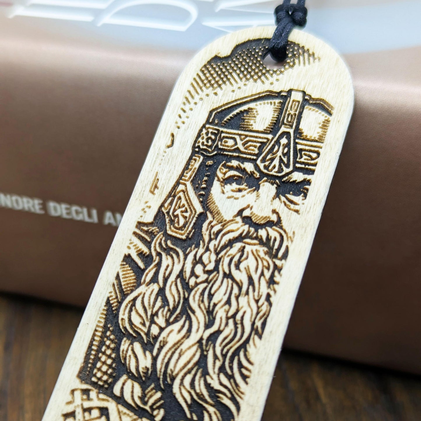 Segnalibro in legno Gimli, design inciso ispirato ai Nani de Il Signore degli Anelli