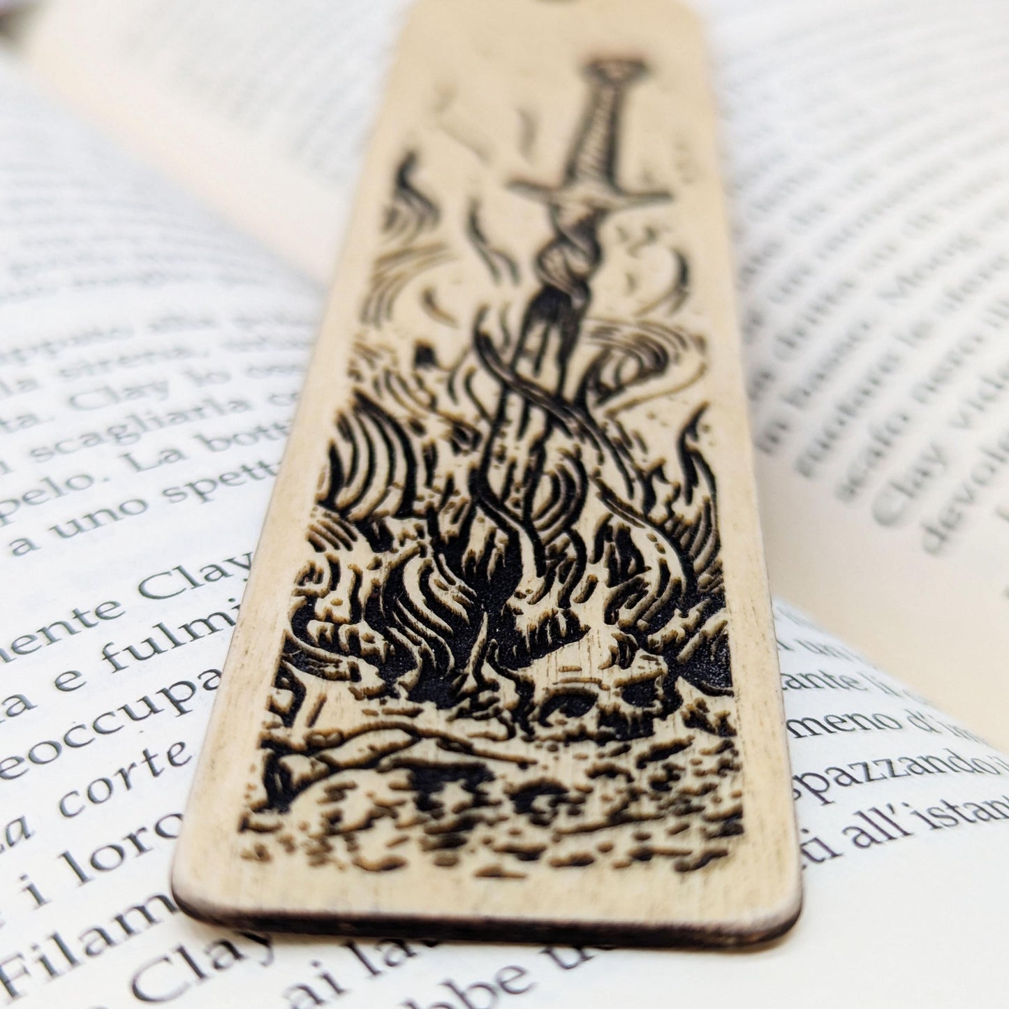Segnalibro in legno Dark Souls ispirato all'iconico falò con la spada piantata – Idea regalo per gamer e lettori che amano la saga