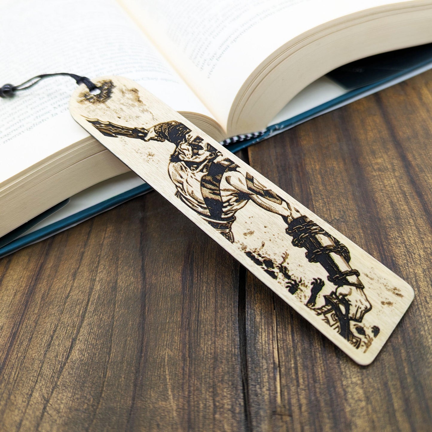 Segnalibro in legno Kratos, design inciso ispirato a God of War
