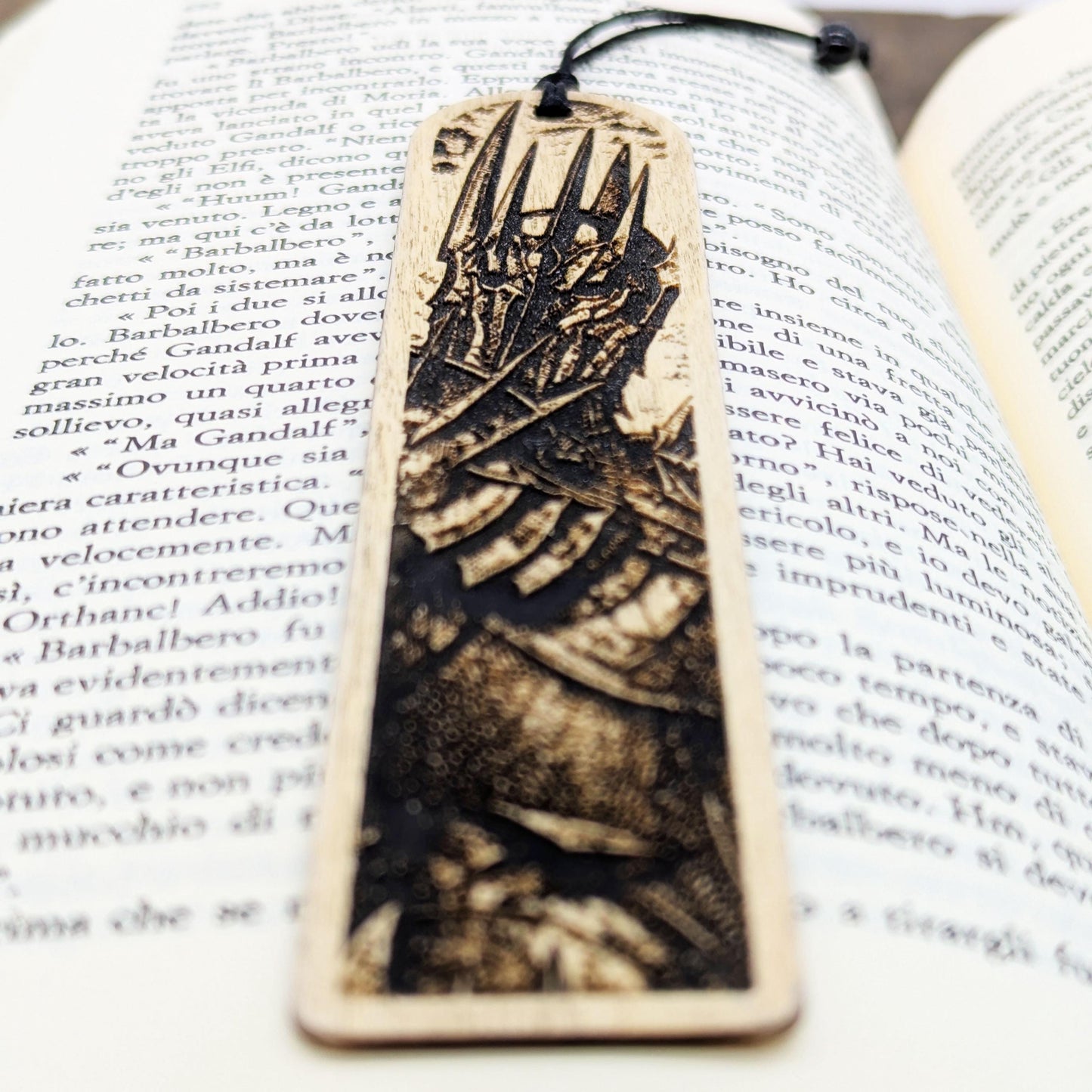 Segnalibro in legno Sauron, design inciso ispirato al Signore Oscuro de Il Signore degli Anelli