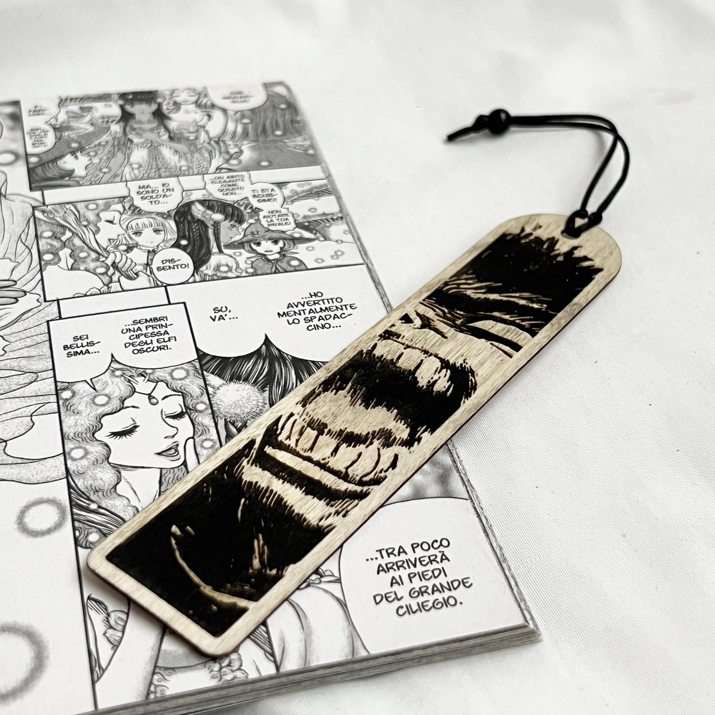 Segnalibro in legno ispirato a Berserk – Arte manga Guts / Gatsu – Realizzato in legno sottile – Regalo anime per lettori e collezionisti