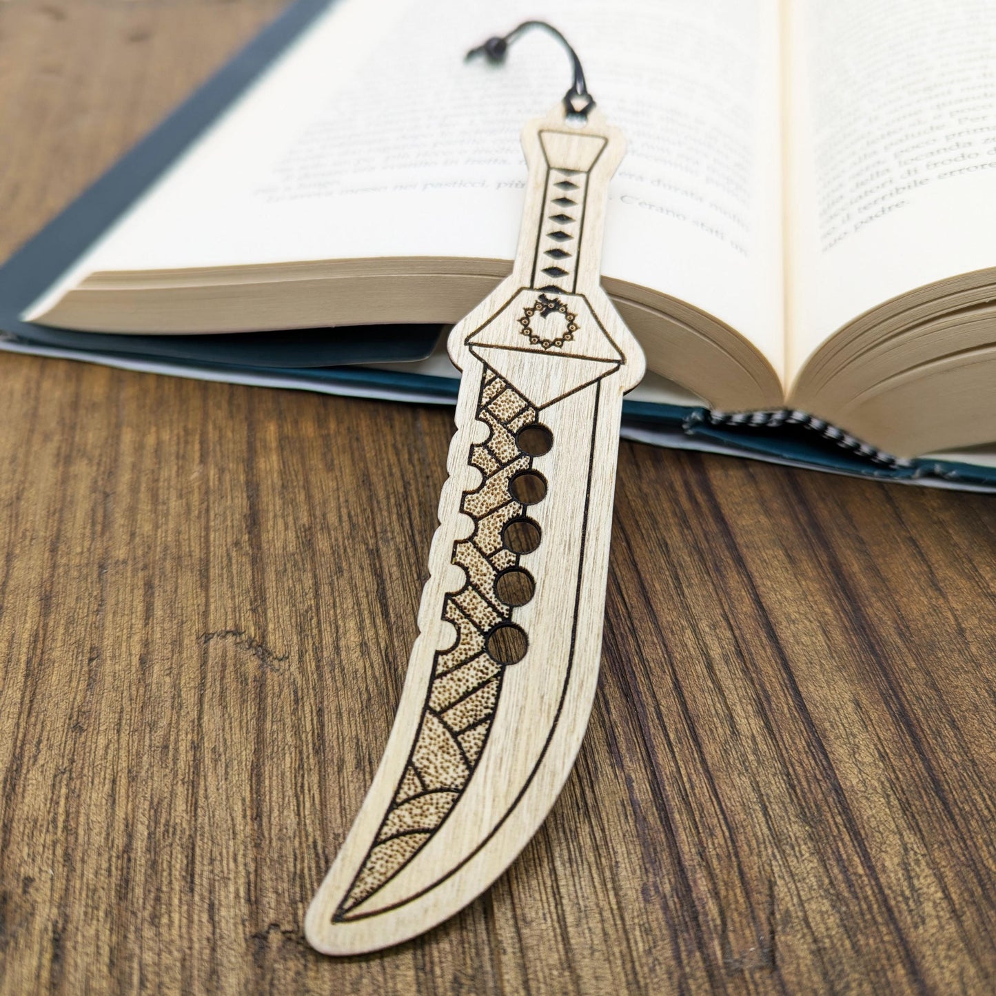 Segnalibro in legno ispirato alla spada di Meliodas Lostvayne, da Seven Deadly Sins – Ideale per amanti di anime e manga shonen