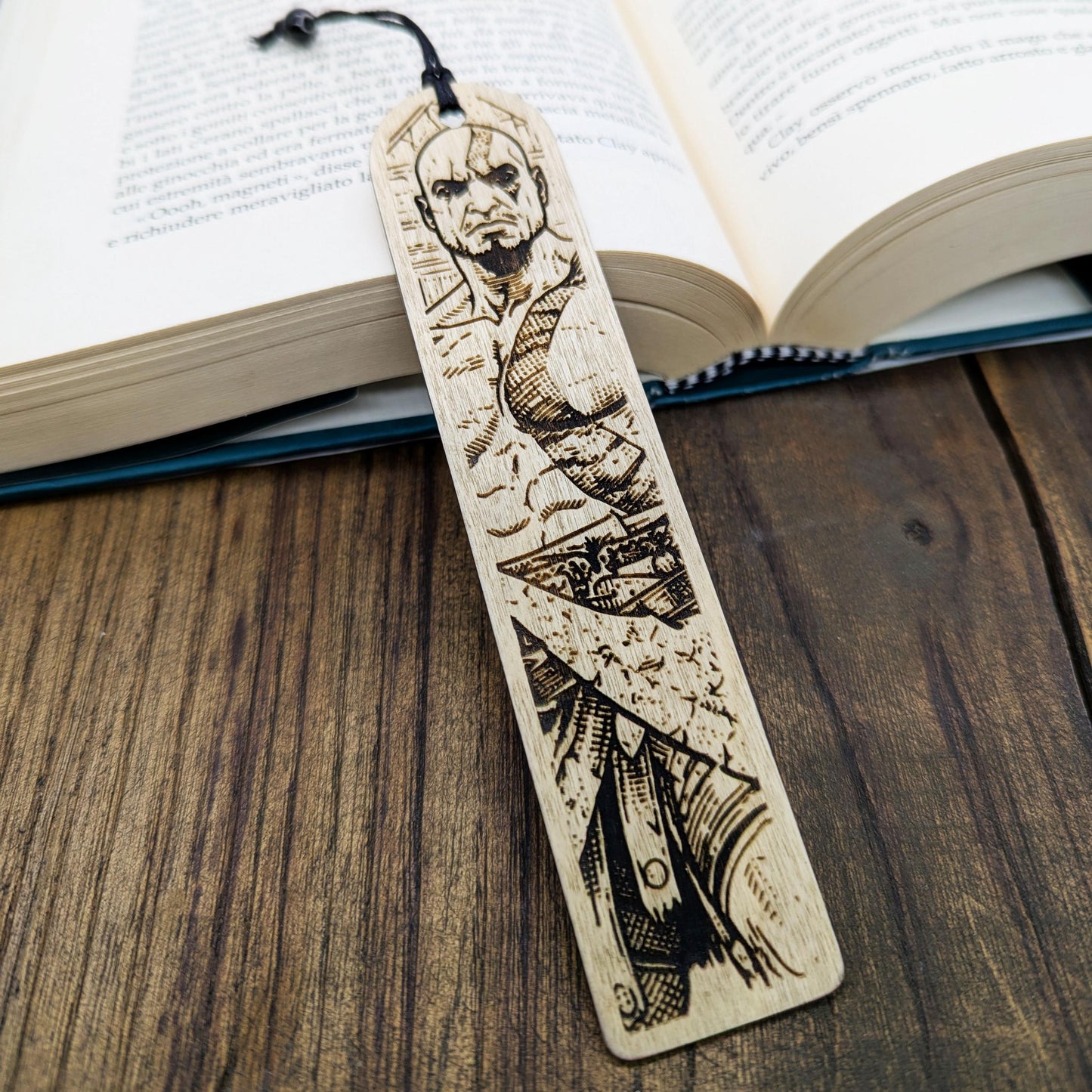 Segnalibro in legno Kratos, design ispirato al guerriero di God of War