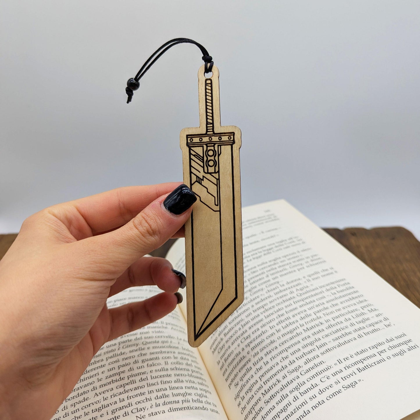 Segnalibro in legno ispirato alla Buster Sword di Cloud Strife da Final Fantasy VII – Idea regalo per gamer e fan dei JRPG