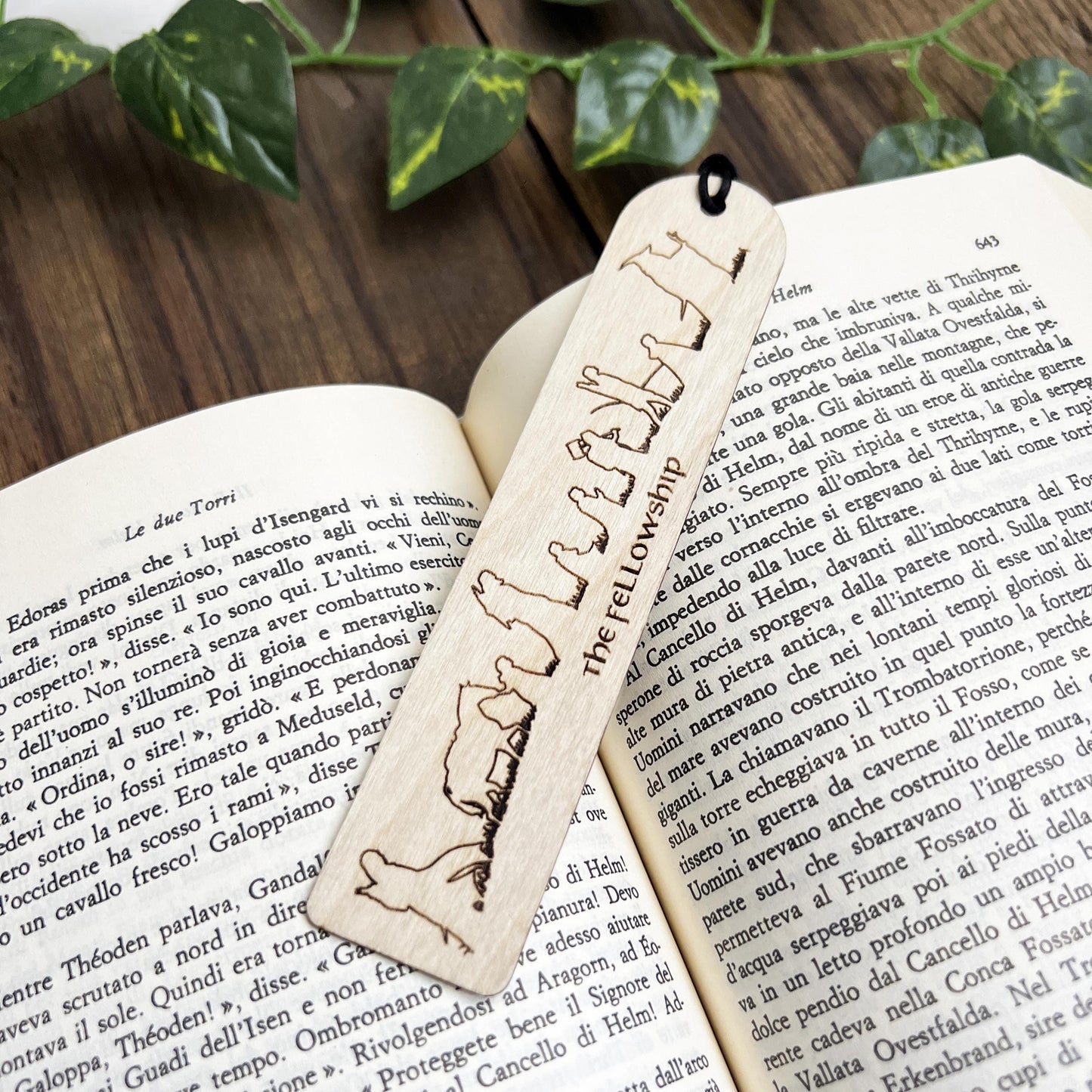 Segnalibro in legno Il Signore degli Anelli – Silhouette della Compagnia dell’Anello – Idea regalo fantasy per lettori e fan di Tolkien