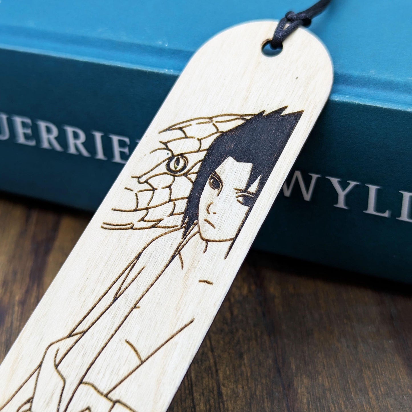 Segnalibro in legno di un ninja o shinobi con un serpente gigante – Un regalo perfetto per i fan di anime e manga a tema ninja
