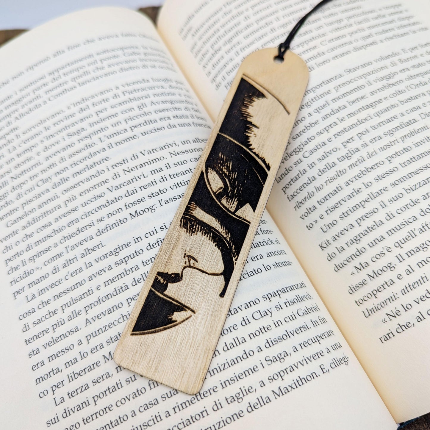 Segnalibro in legno ispirato a Grifis o Phemt dal manga Berserk