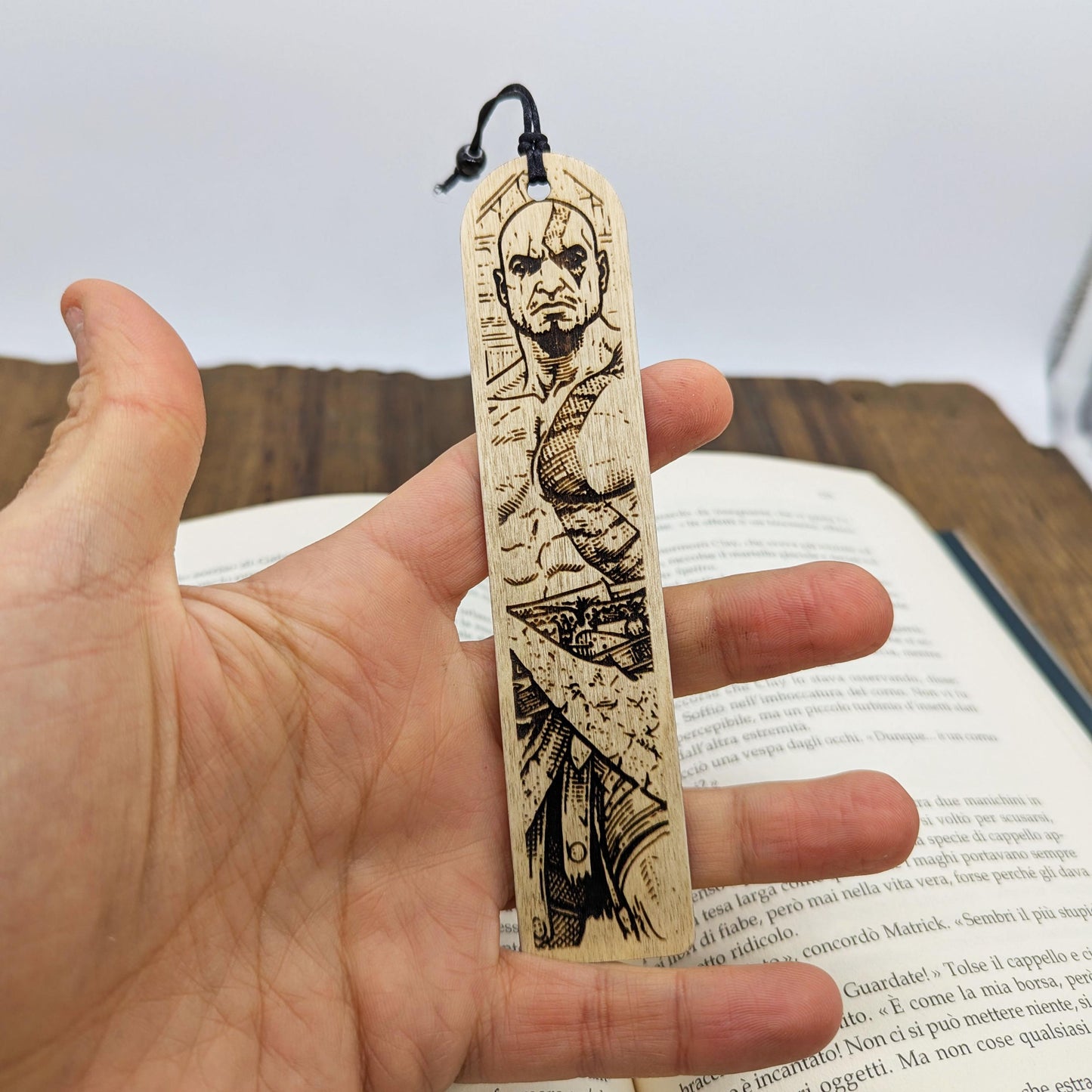 Segnalibro in legno Kratos, design ispirato al guerriero di God of War