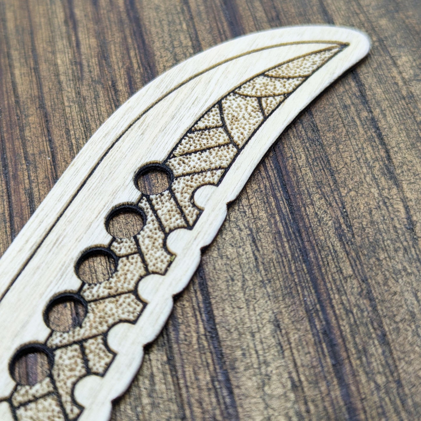 Segnalibro in legno ispirato alla spada di Meliodas Lostvayne, da Seven Deadly Sins – Ideale per amanti di anime e manga shonen