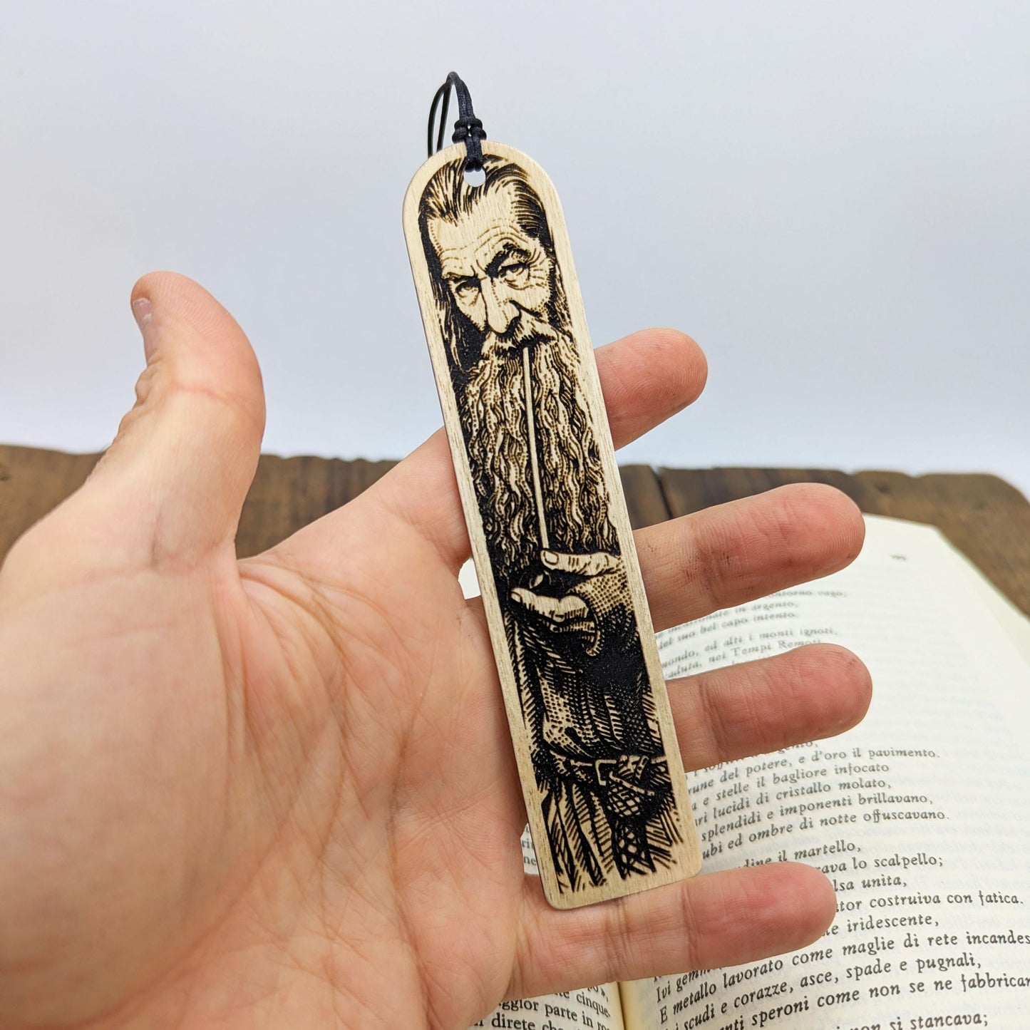 Segnalibro in legno Gandalf, design inciso ispirato a Il Signore degli Anelli