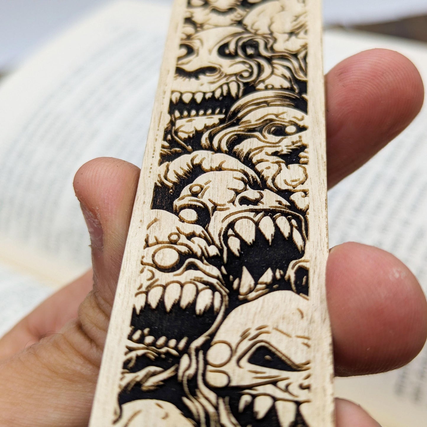 Segnalibro in legno raffigurante un orda di mostri Lovecraftiani – Regalo fantasy horror per lettori e giocatori di ruolo – Design grimdark