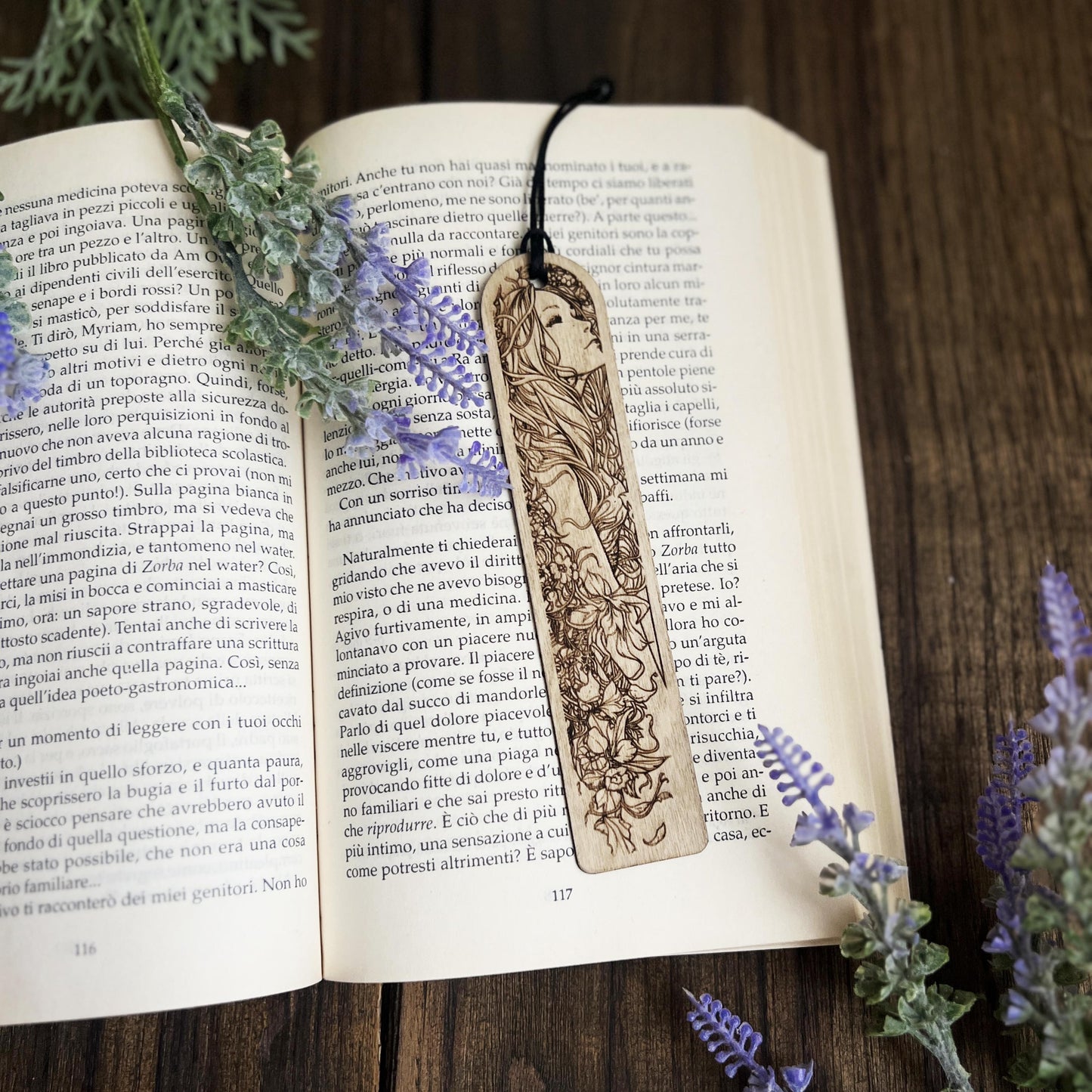 Segnalibro Madre Natura – Segnalibro in legno con donna floreale – Femminilità divina e spiritualità naturale – Idea regalo wiccan o pagana
