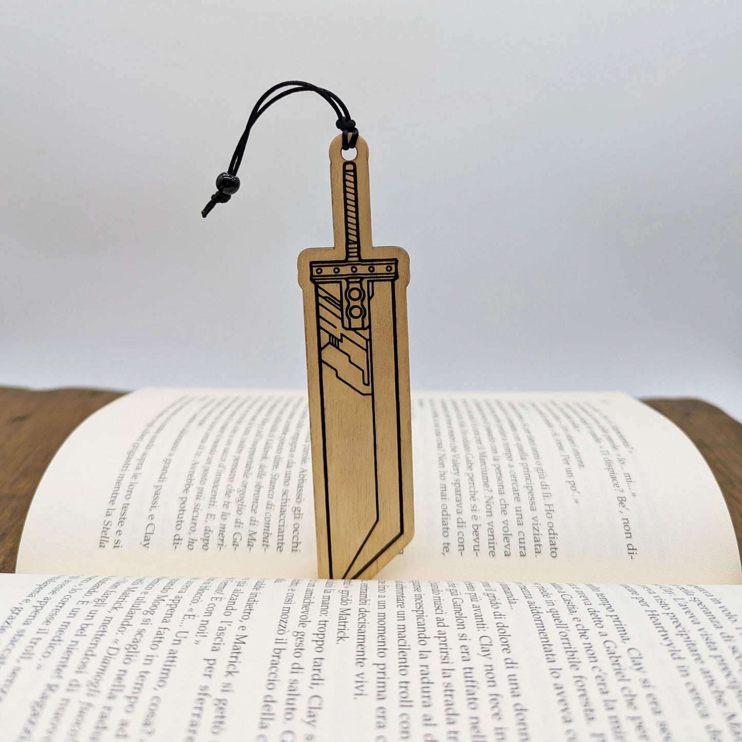 Segnalibro in legno ispirato alla Buster Sword di Cloud Strife da Final Fantasy VII – Idea regalo per gamer e fan dei JRPG